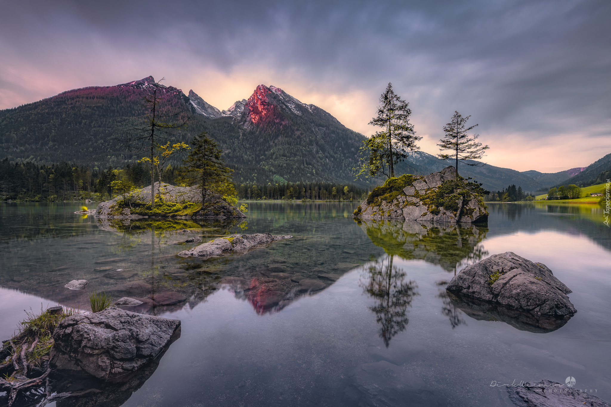 Góry Alpy, Jezioro Hintersee, Drzewa, Skały, Chmury, Bawaria, Niemcy