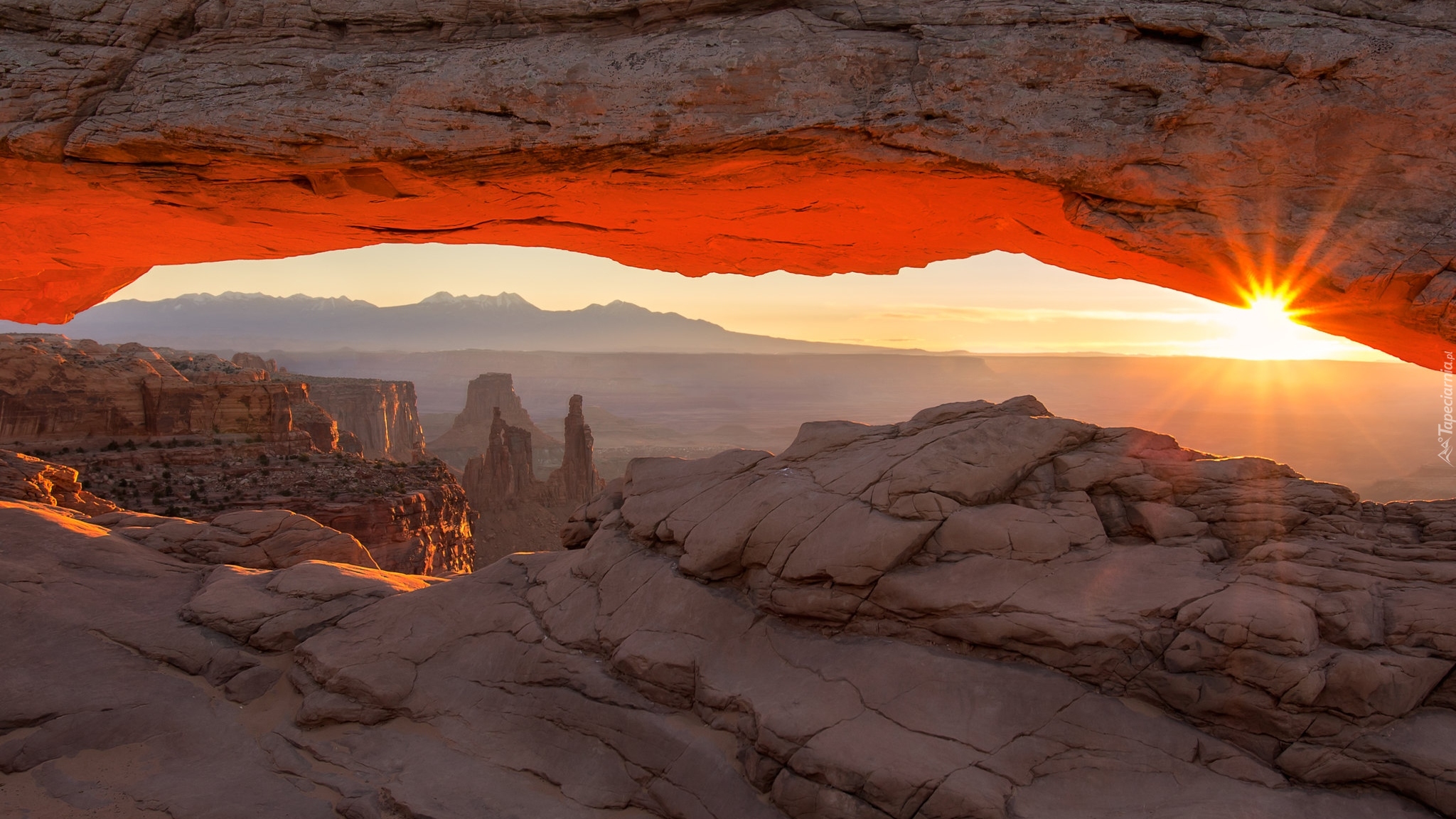 Stany Zjednoczone, Stan Utah, Park Narodowy Canyonlands, Łuk Mesa Arch, Skały, Promienie słońca, Wschód słońca