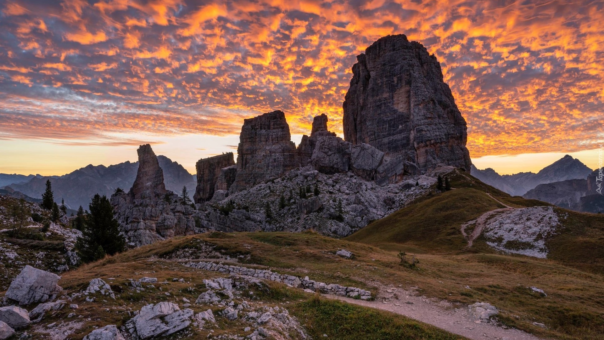 Góry, Dolomity, Skały, Cinque Torri, Zachód słońca, Chmury, Włochy