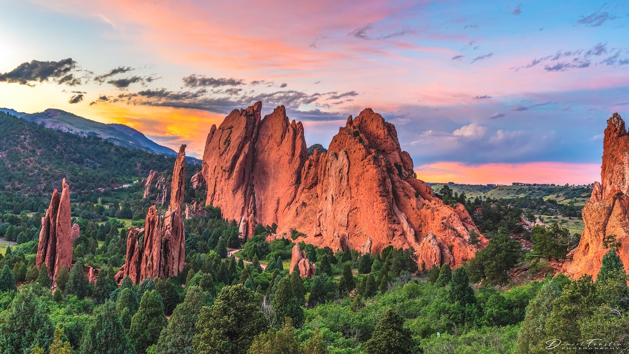 Zachód słońca, Skały, Drzewa, Formacje skalne, Garden of the Gods, Colorado Springs, Kolorado, Stany Zjednoczone