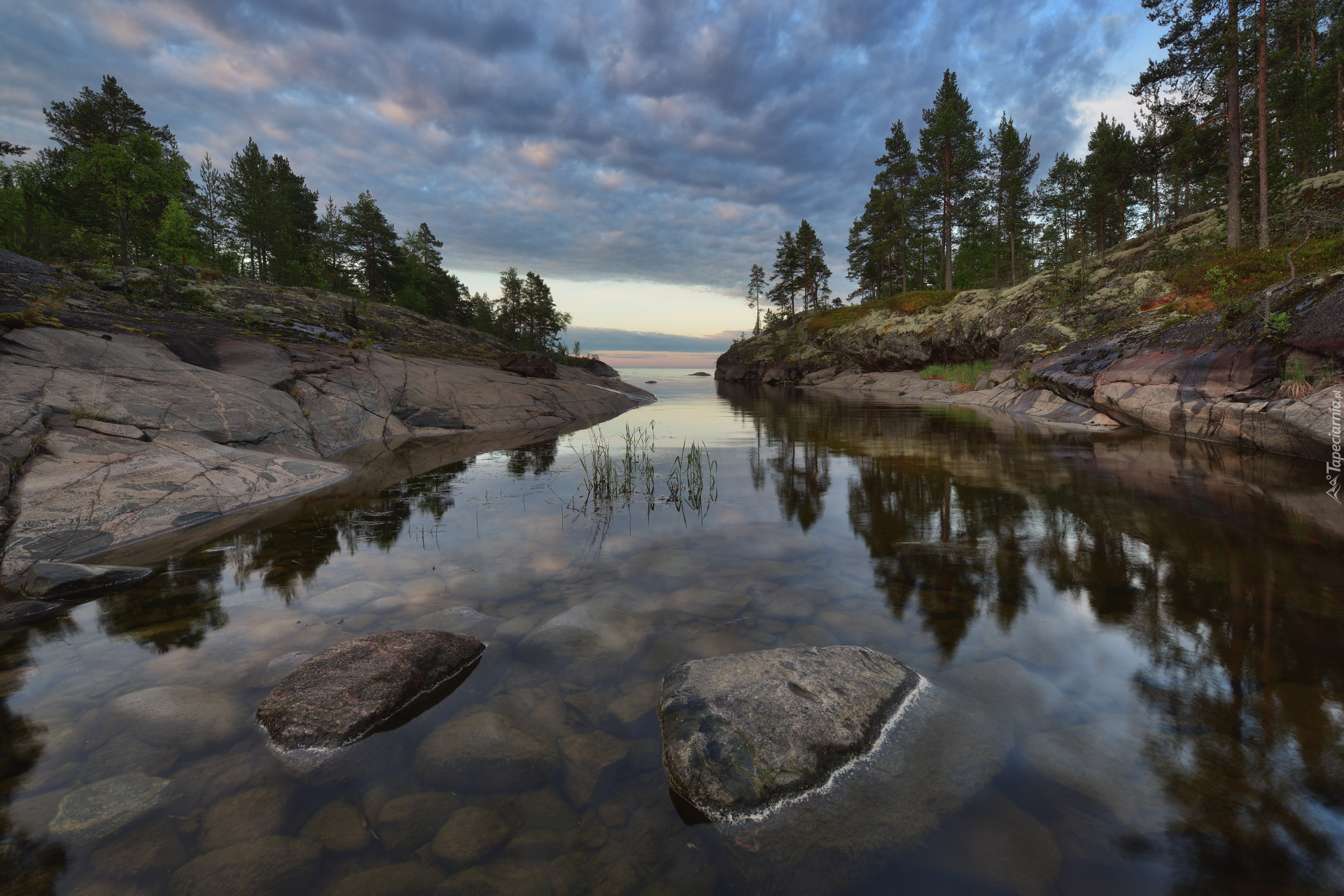 Jezioro Ładoga, Skały, Drzewa, Kamienie, Chmury, Karelia, Rosja
