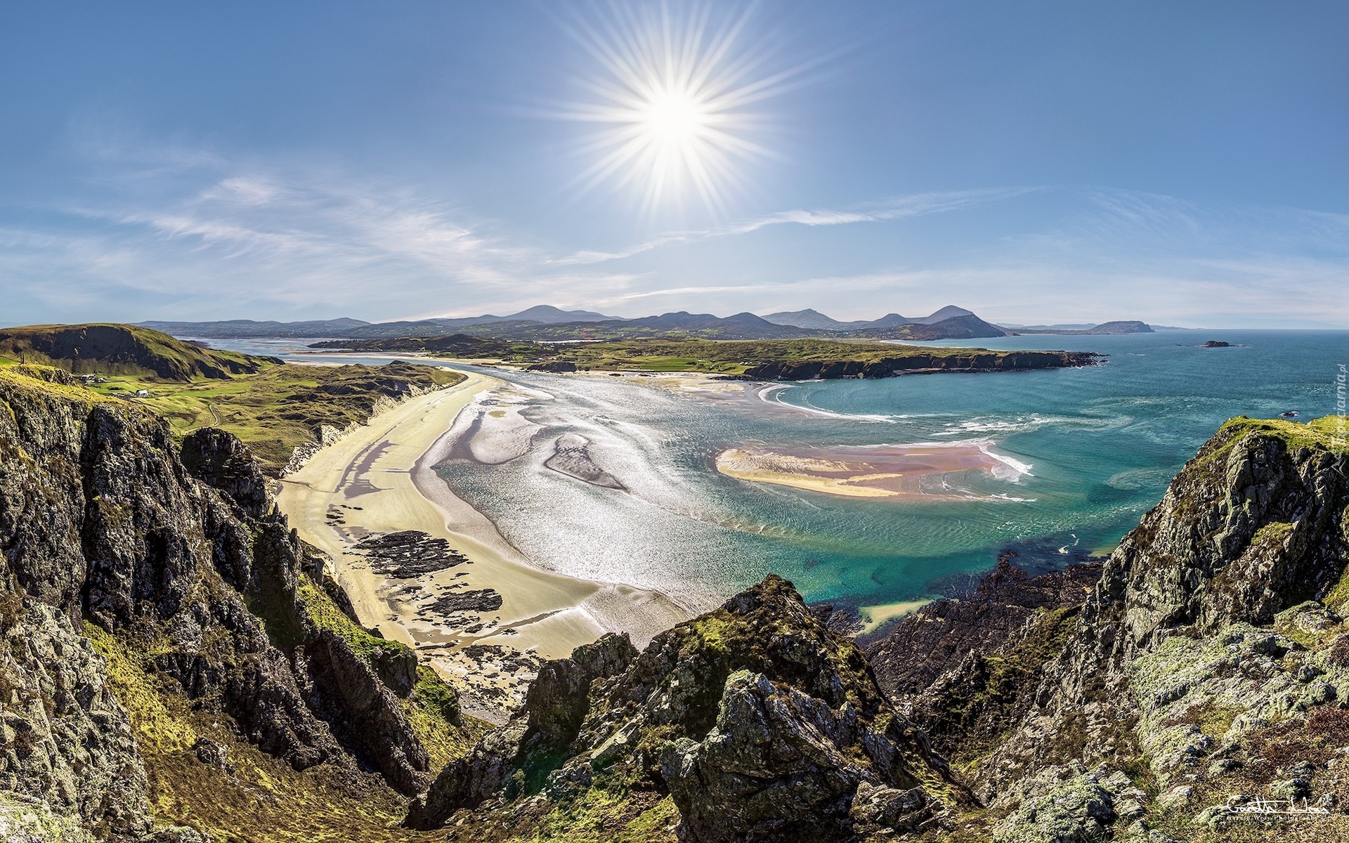 Irlandia, Hrabstwo Donegal, Półwysep Malin Head, Morze, Wybrzeże, Plaża, Promienie słońca, Skały