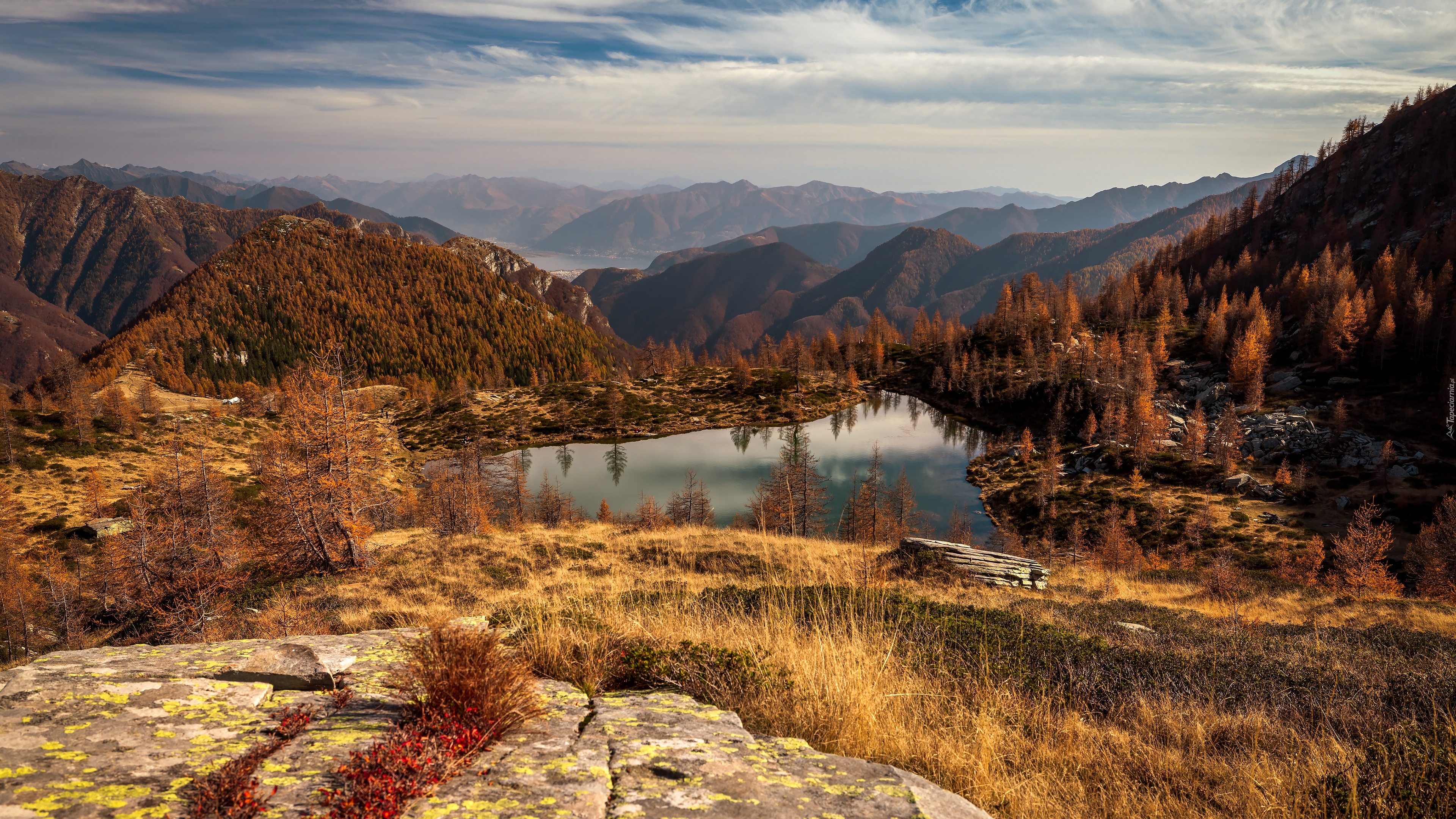 Szwajcaria, Kanton Tessin, Lago Salei, Jesień, Las, Drzewa, Góry, Jezioro, Skały, Rośliny, Chmury