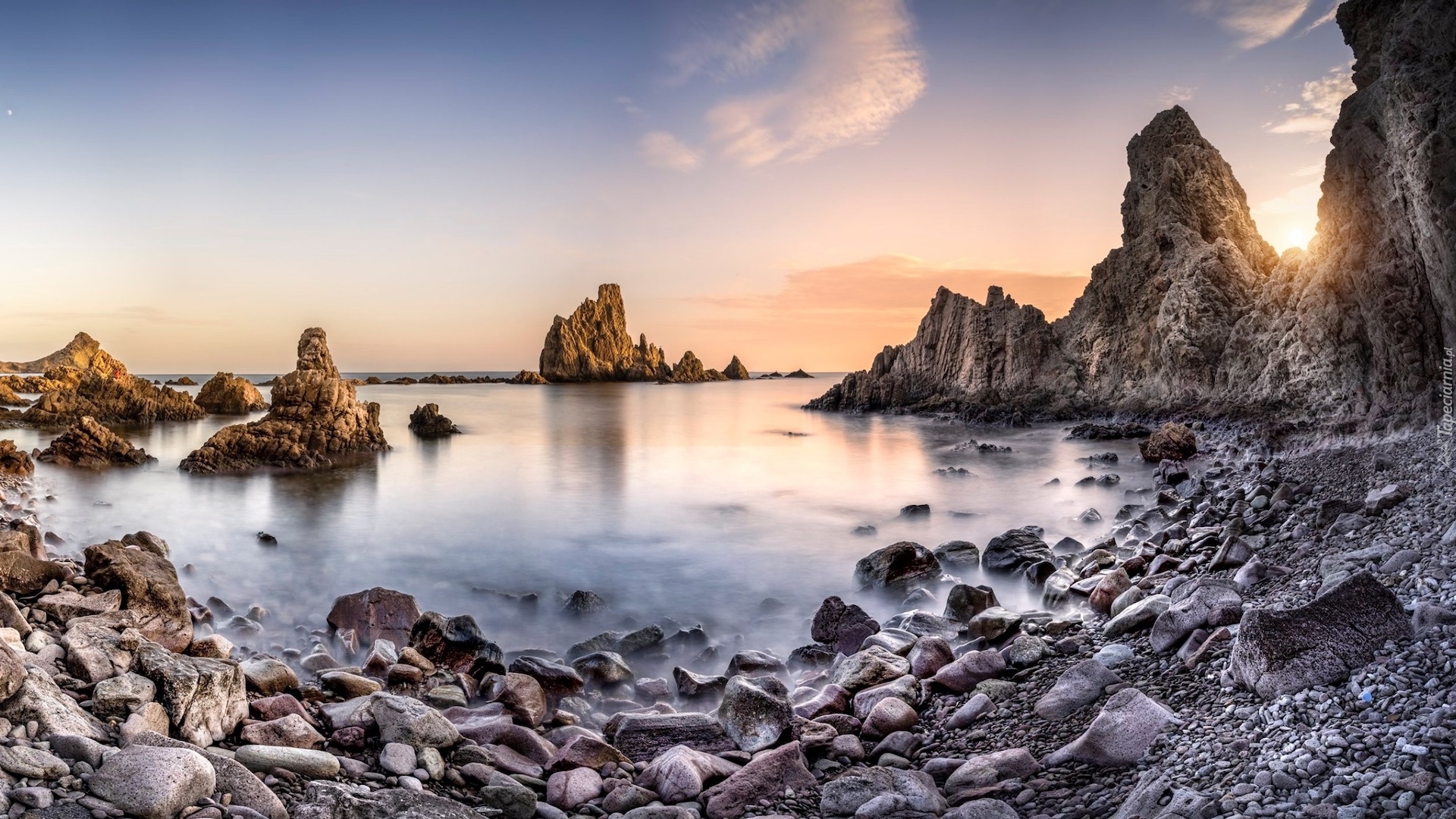 Morze, Wybrzeże, Skały, Kamienie, Wschód słońca, Wyspa, Arrecife de las Sirenas, Park Narodowy Cabo de Gata, Prowincja Almeria, Andaluzja, Hiszpania