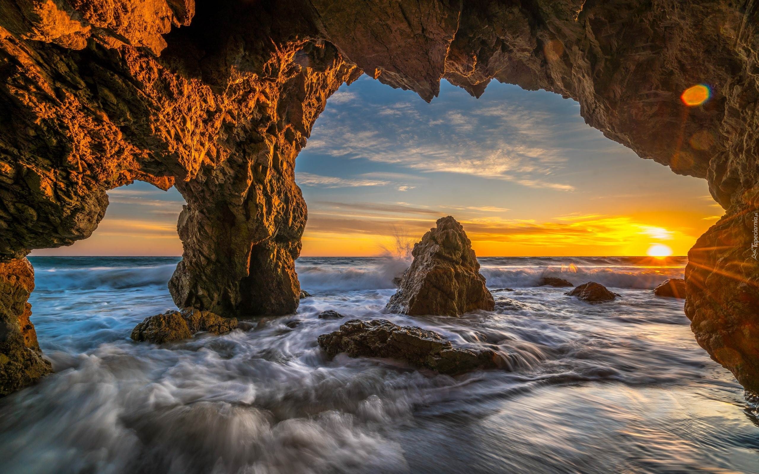 Malibu, Morze, Fale, Jaskinia, Plaża El Matador Beach, Skały, Zachód słońca, Hrabstwo Los Angeles, Kalifornia, Stany Zjednoczone