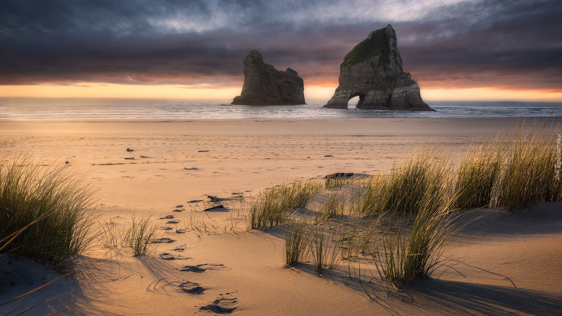 Nowa Zelandia, Morze Tasmana, Plaża, Wharariki Beach, Wybrzeże, Skały, Trawa, Ślady, Chmury