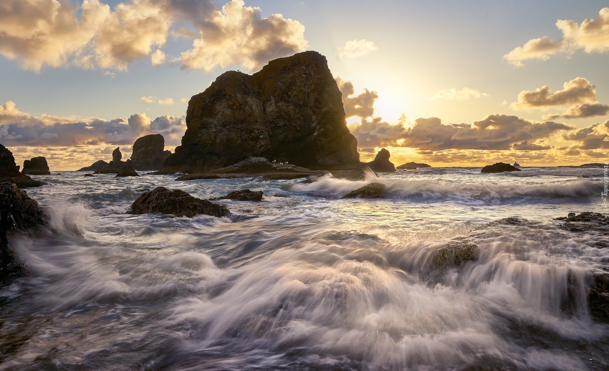 Wybrzeże, Skały, Chmury, Poranek, Morze, Fale, Miejscowość Cannon Beach, Stan Oregon, Stany Zjednoczone