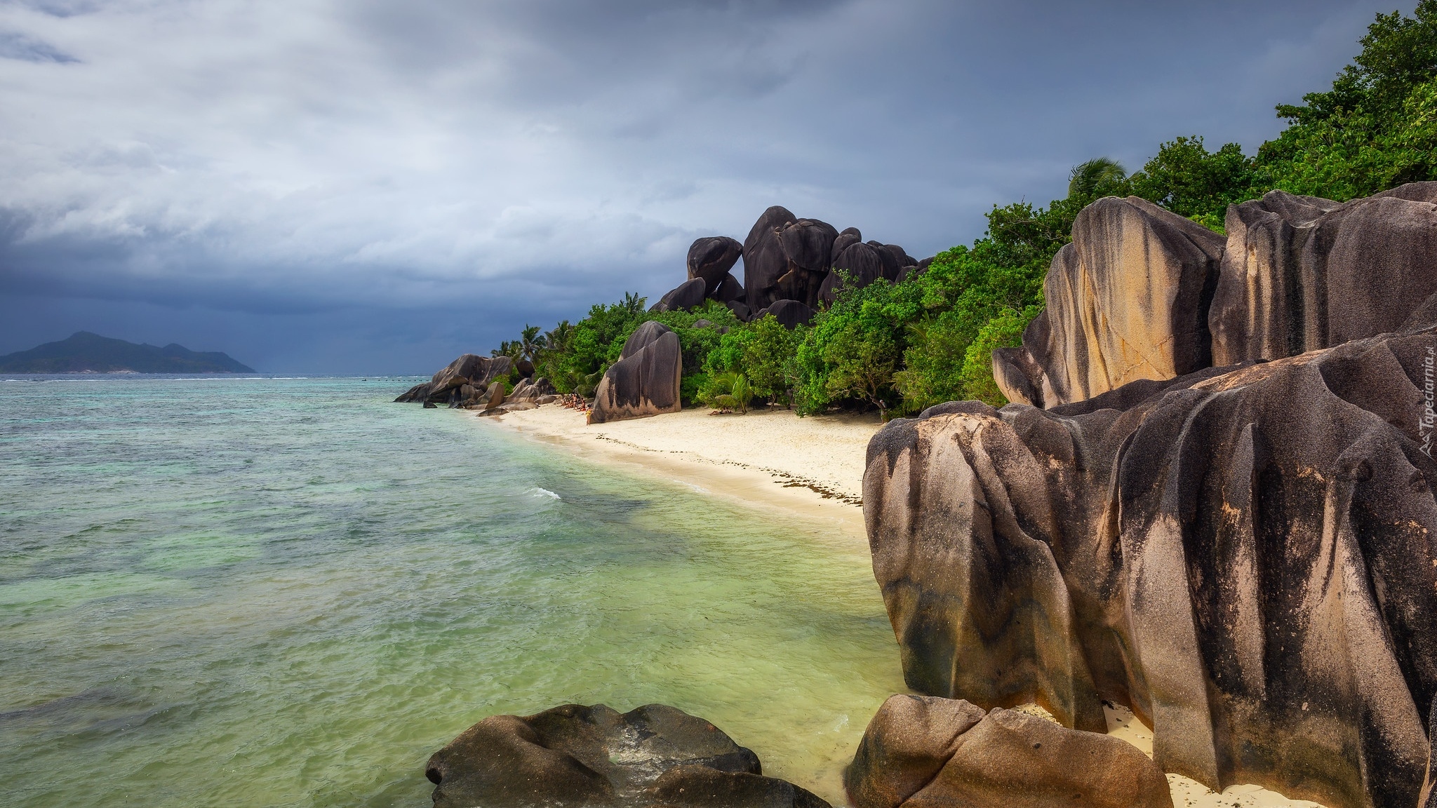 Wyspa La Digue, Morze, Skały, Głazy, Plaża Anse Source dArgent, Palmy, Roślinność, Chmury, Seszele