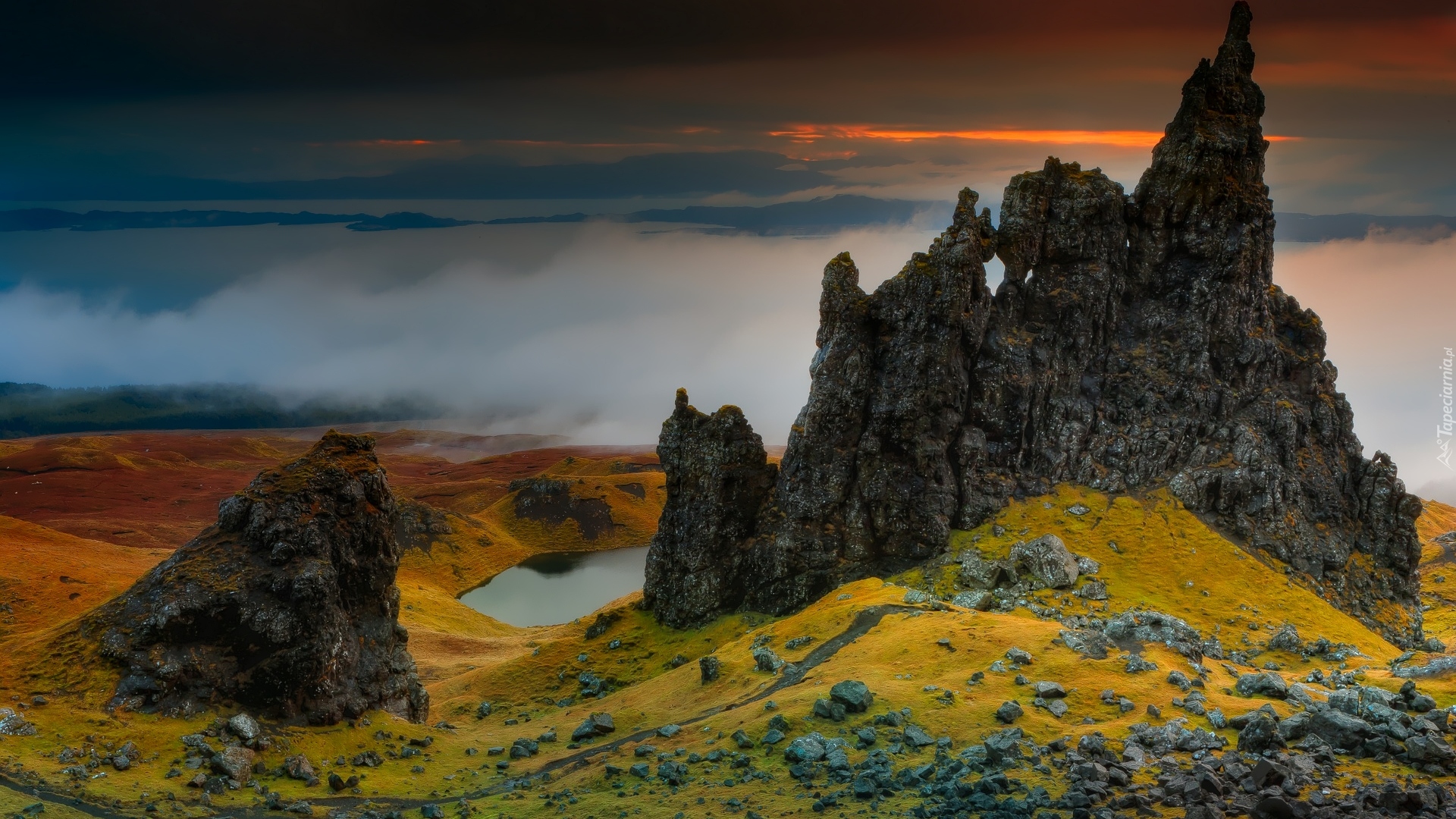 Wzgórze The Storr, Skały, Jezioro, Zachód słońca, Morze, Mgła, Wyspa Skye, Szkocja