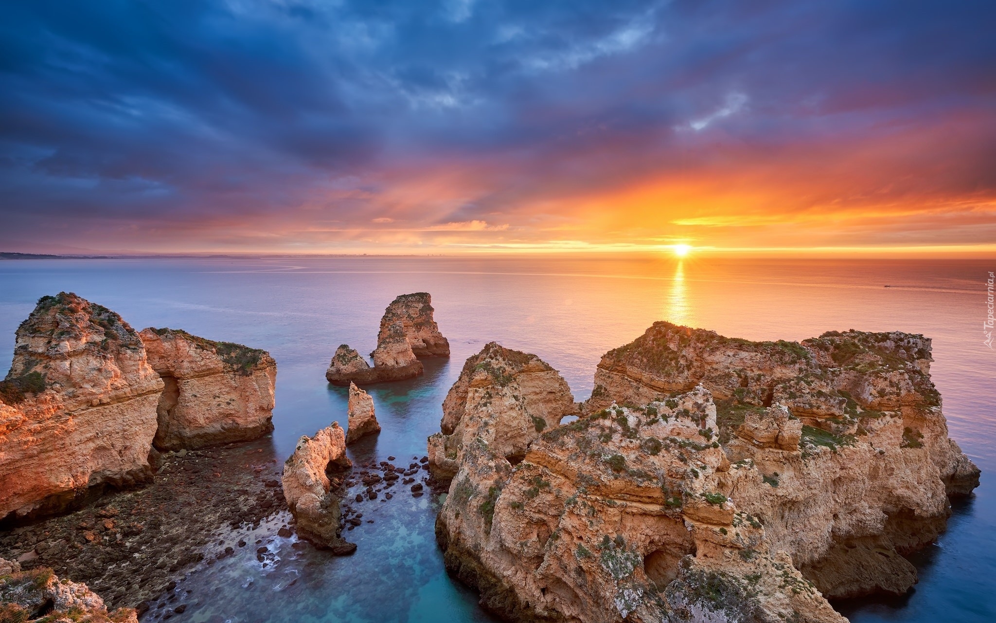 Portugalia, Region Algarve, Cypel Ponta da Piedade, Morze, Skały, Chmury, Wschód słońca
