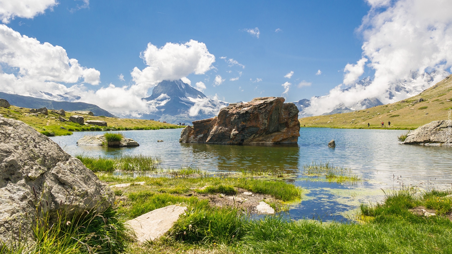 Szwajcaria, Jezioro Stellisee, Góry, Szczyt Matterhorn, Niebo, Trawa, Kamienie, Skały