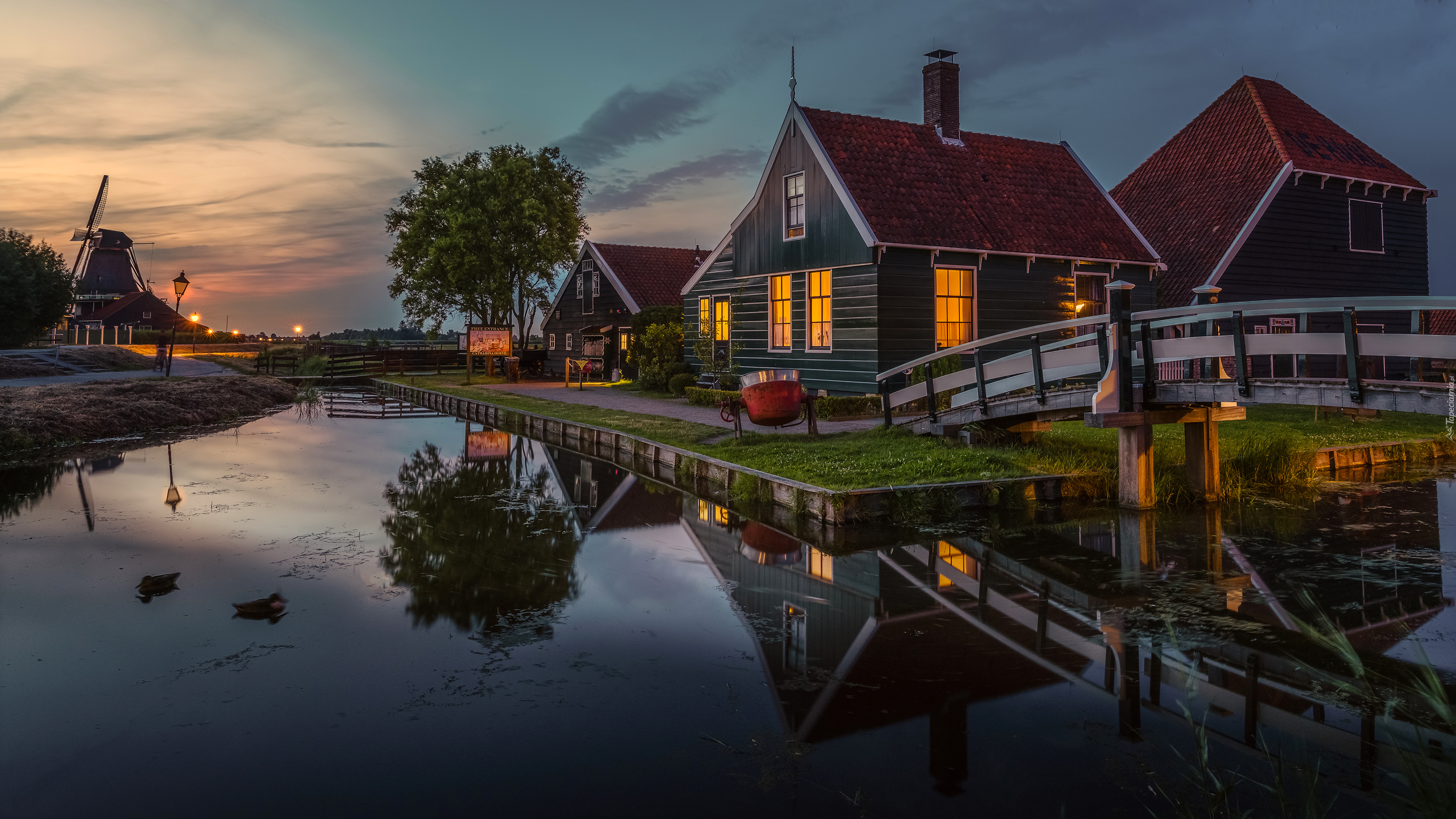 Holandia, Skansen Zaanse Schans, Wiatrak, Domy, Most, Rzeka, Kaczki