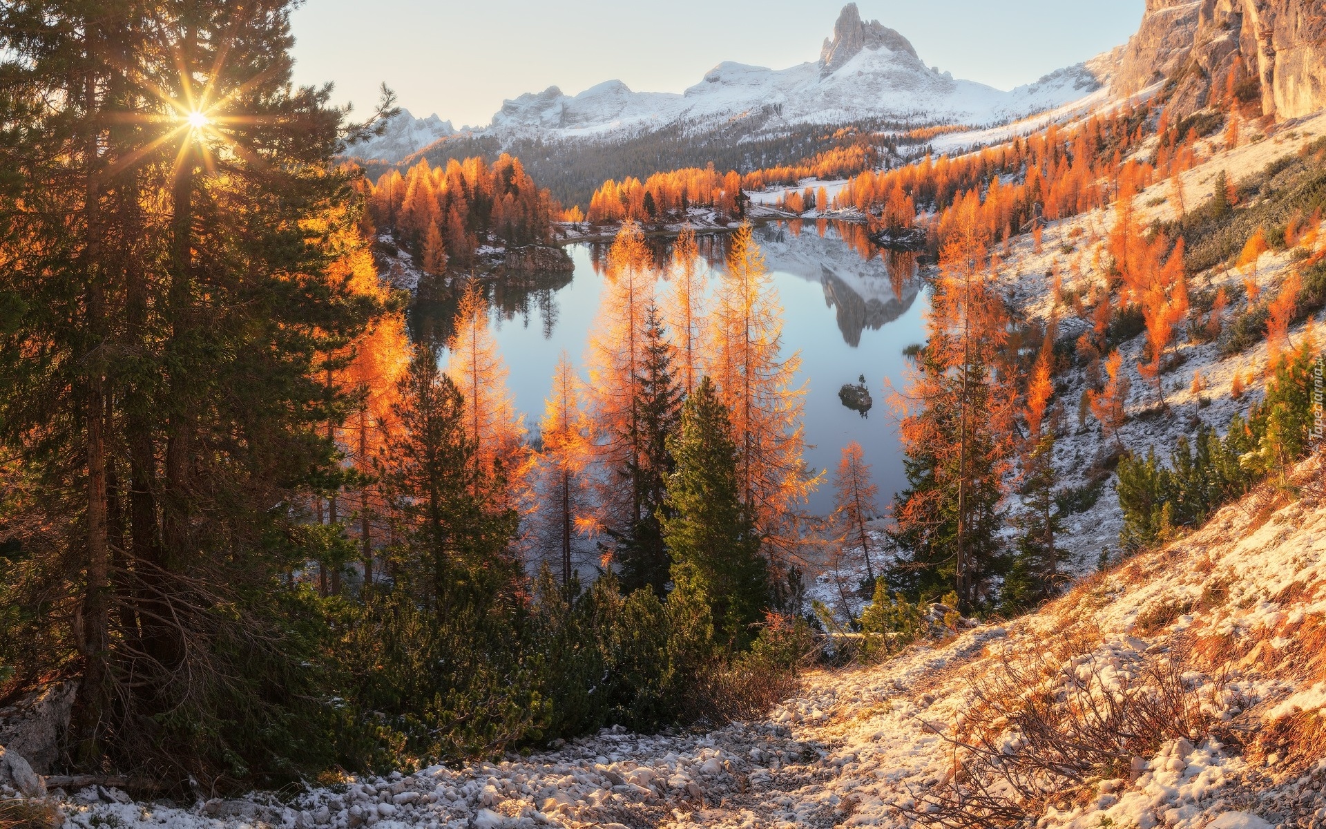 Jezioro, Federa Lake, Dolomity, Góry, Las, Drzewa, Jesień, Promienie słońca, Mgła, Prowincja Belluno, Włochy