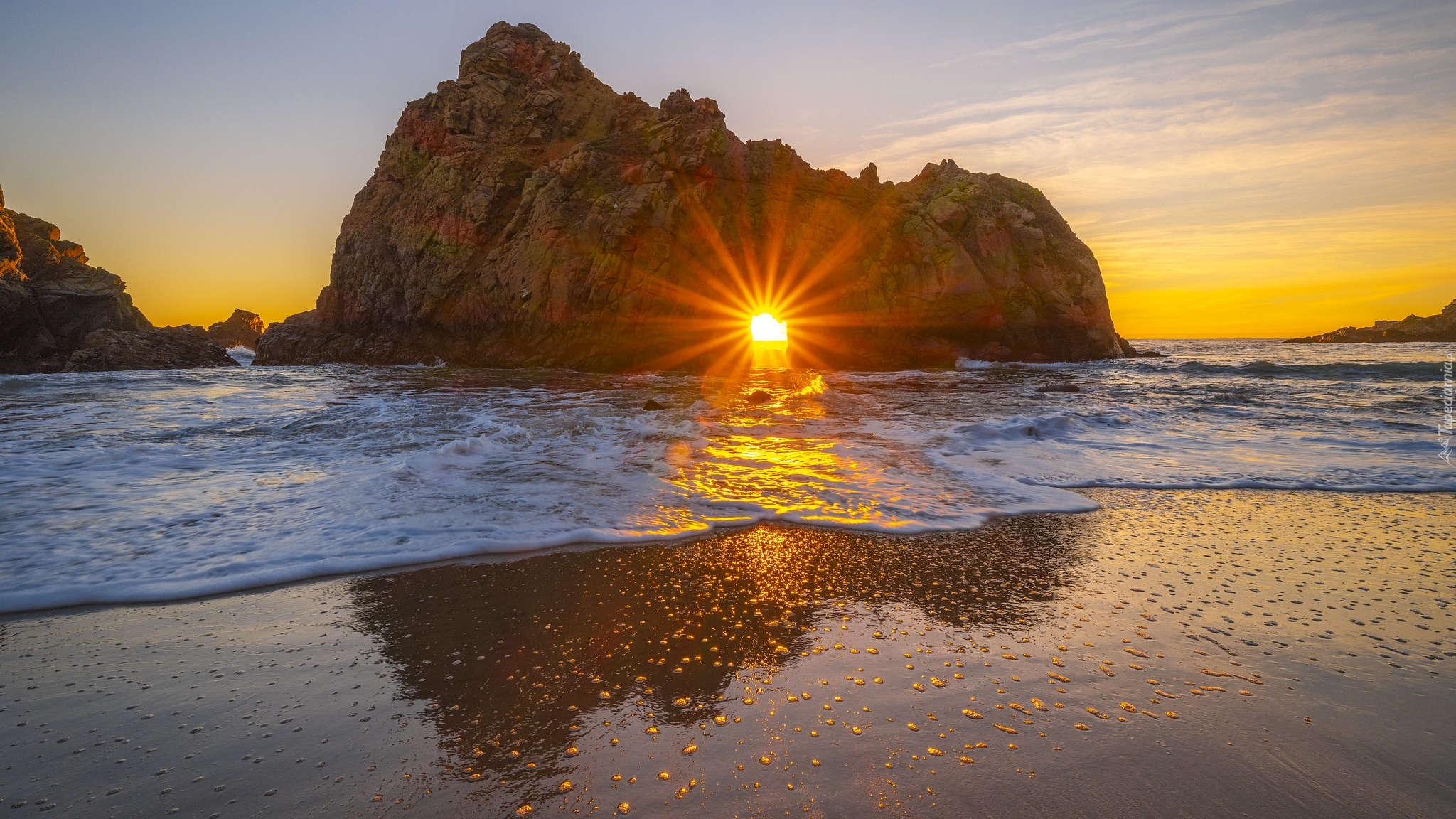 Skały, Keyhole Arch, Morze, Promienie słońca, Pfeiffer Beach, Wybrzeże, Big Sur, Kalifornia, Stany Zjednoczone