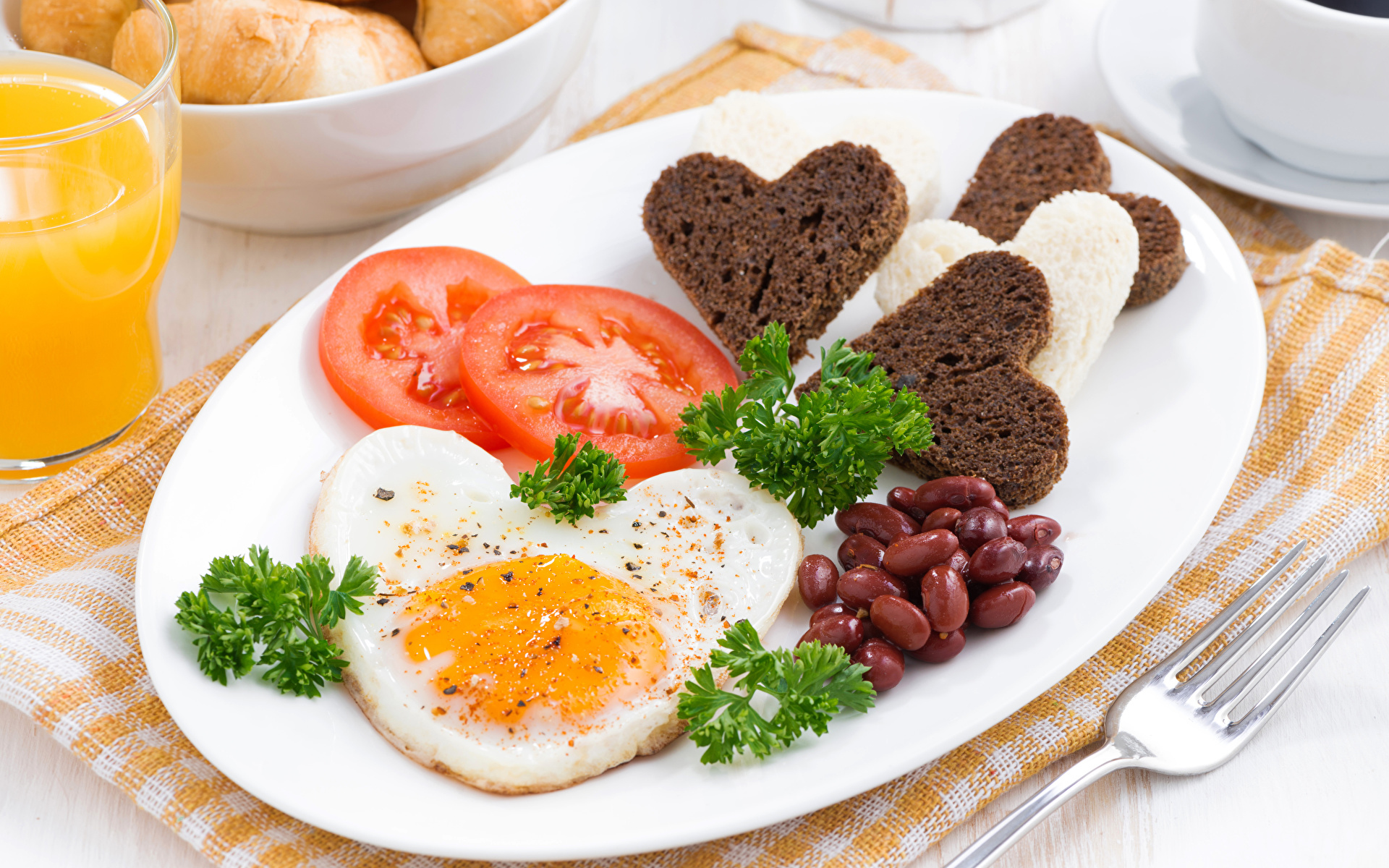 Śniadanie, Jajko sadzone, Pomidor, Fasolka czerwona, Serduszka, Sok