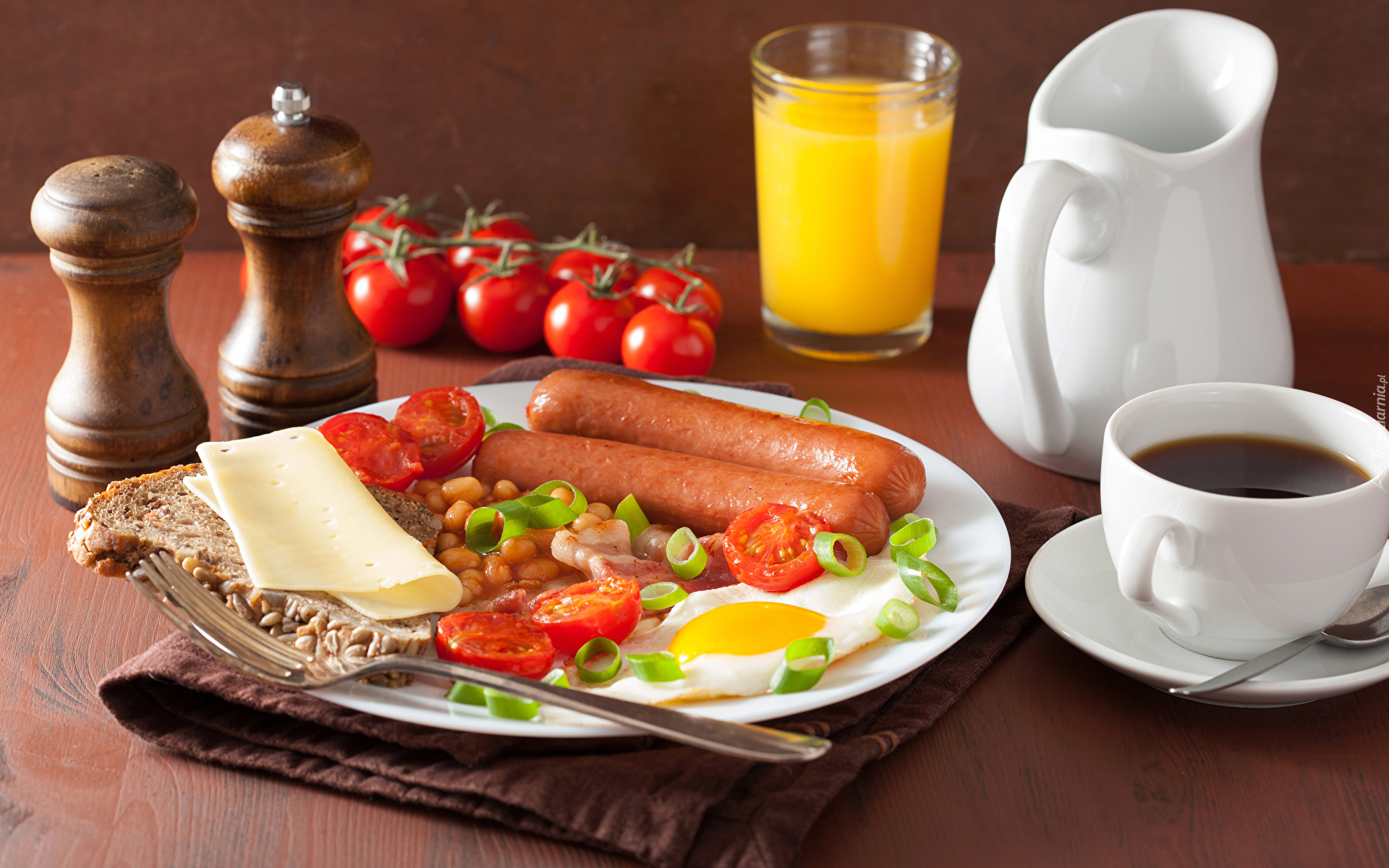 Śniadanie, Kiełbaski, Jajko sadzone, Pomidorki, Kawa, Sok, Dzbanek, Filiżanka