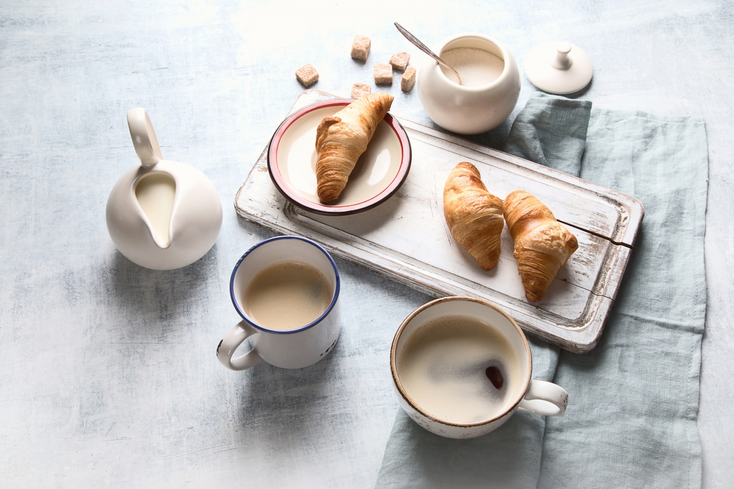 Śniadanie, Kawa, Croissanty, Rogaliki, Cukierniczka, Dzbanuszek, Serwetka, Deska, Filiżanka, Kubek, Kompozycja