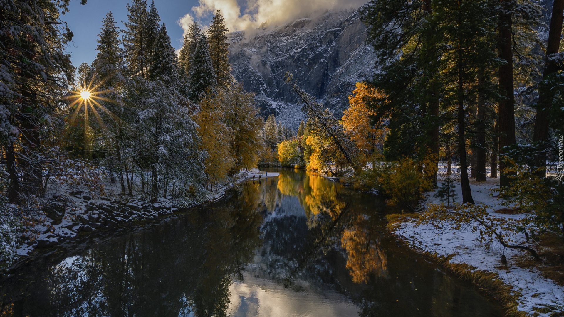 Jesień, Drzewa, Rzeka, Merced River, Park Narodowy Yosemite, Śnieg, Promienie słońca, Góry, Chmury, Stan Kalifornia, Stany Zjednoczone