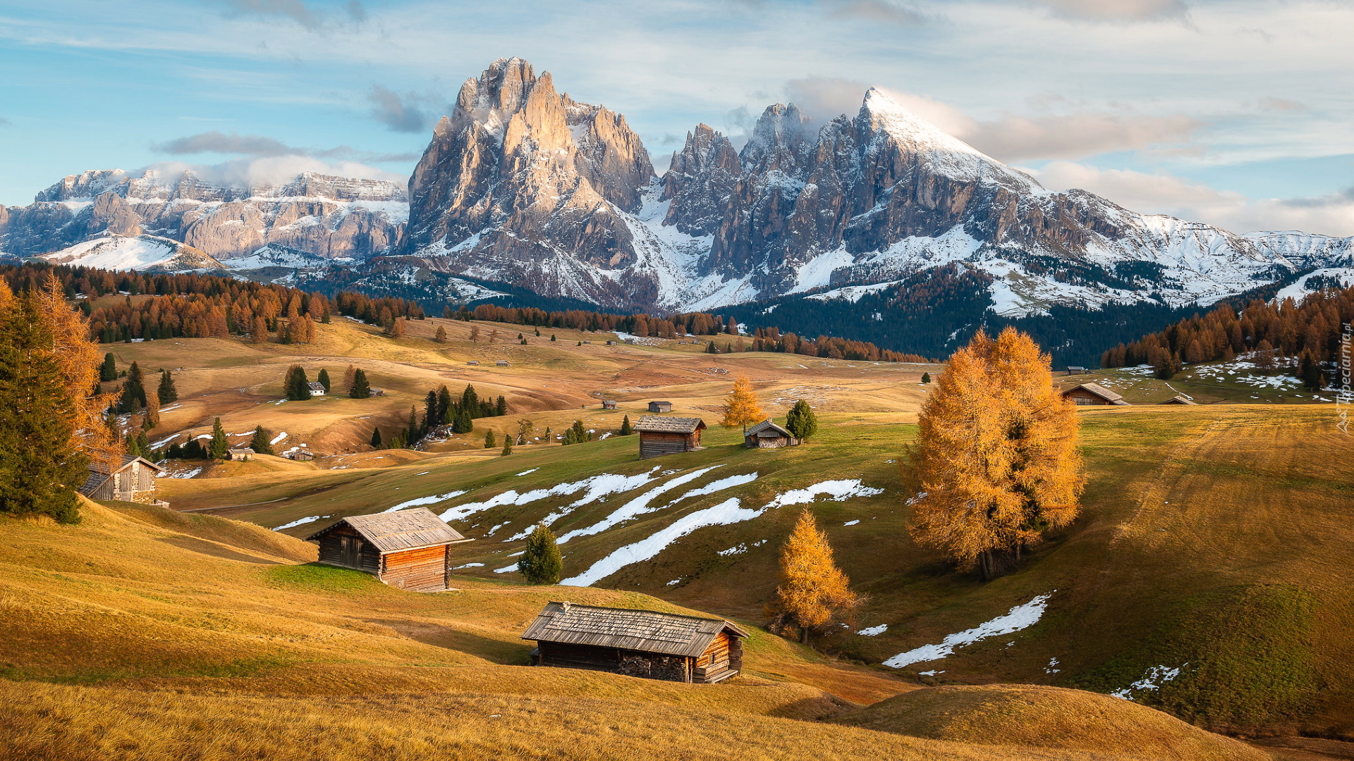 Ośnieżone, Dolomity, Góry, Sassolungo, Płaskowyż, Seiser Alm, Dolina, Val Gardena, Drzewa, Jesień, Wschód słońca, Drewniane, Domy, Włochy