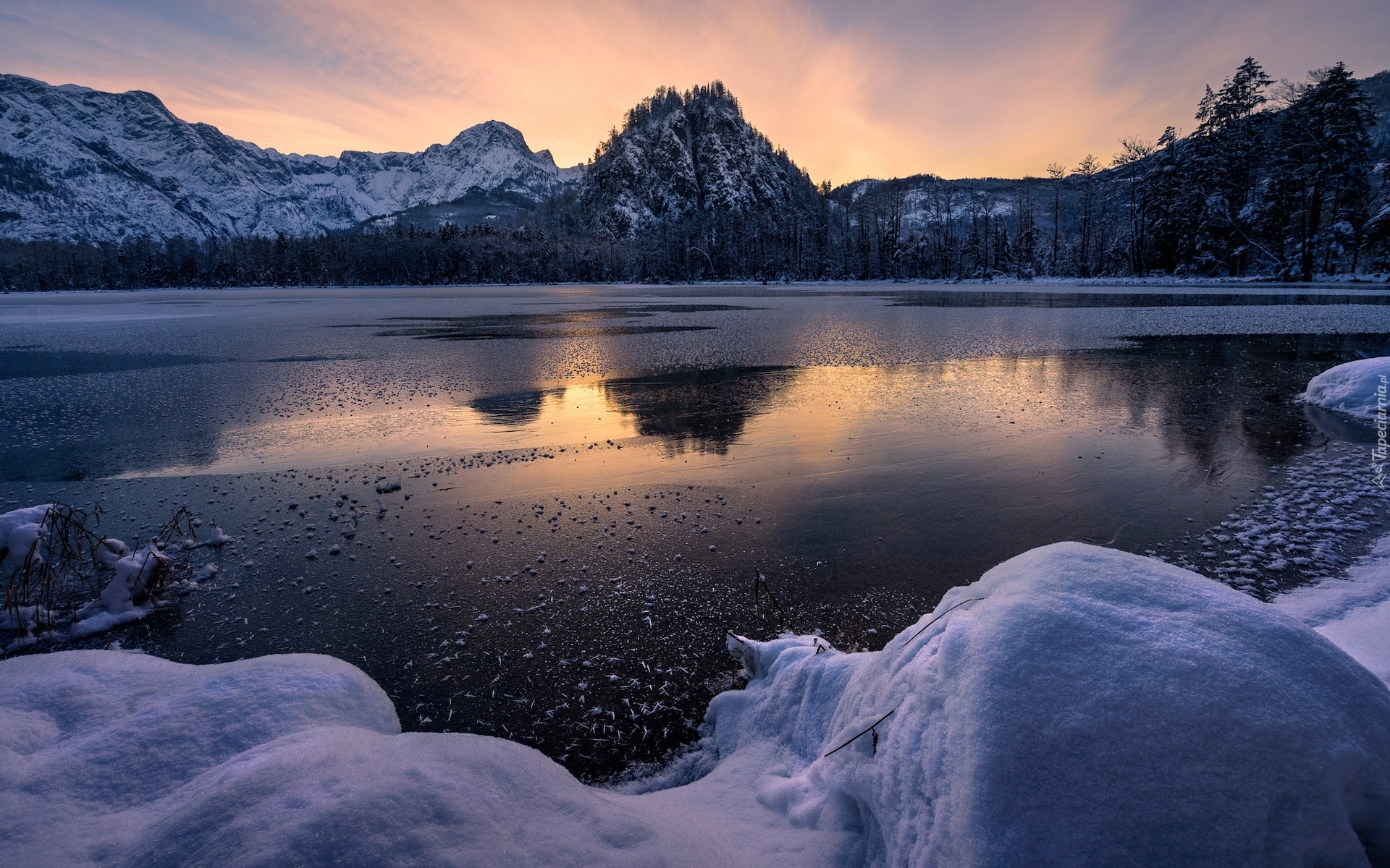 Zima, Jezioro Almsee, Góry, Drzewa, Zachód słońca, Austria