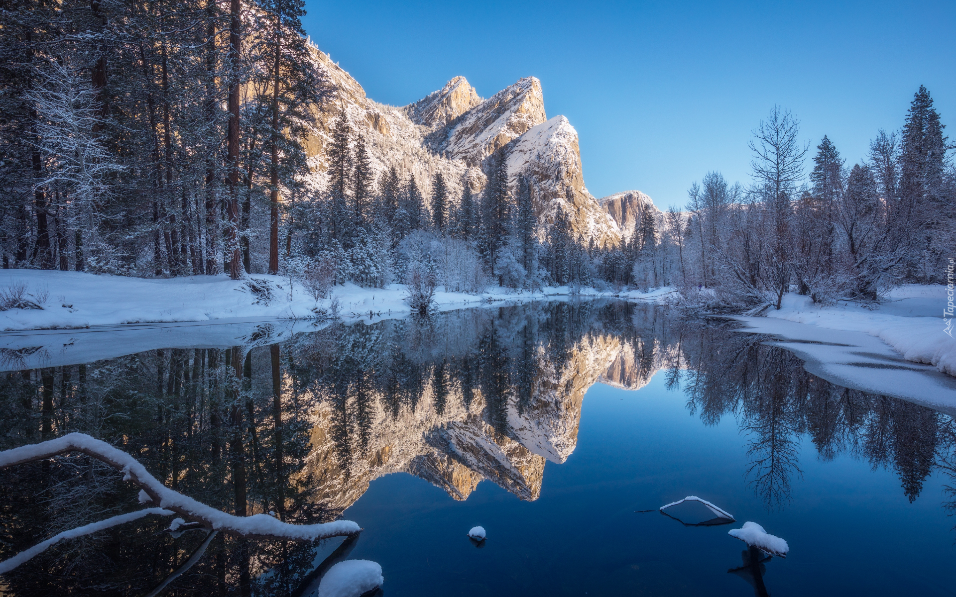 Zima, Góry, Drzewa, Rzeka, Merced River, Śnieg, Odbicie, Konary, Park Narodowy Yosemite, Kalifornia, Stany Zjednoczone