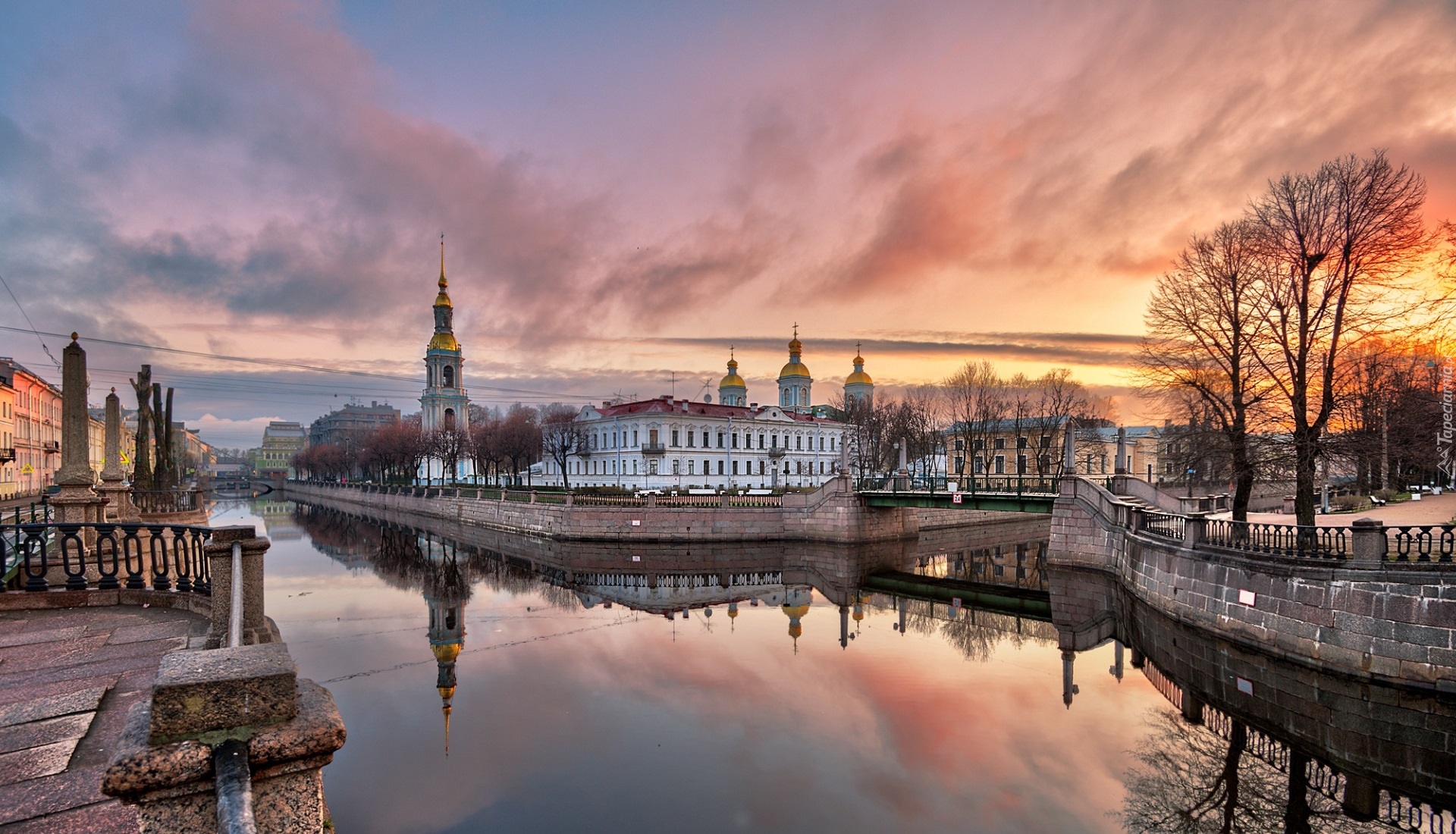 Rosja, Sankt Petersburg, Cerkiew, Sobór św. Mikołaja i Objawienia Pańskiego, Most, Kanał Kryukowski, Zachód słońca, Chmury