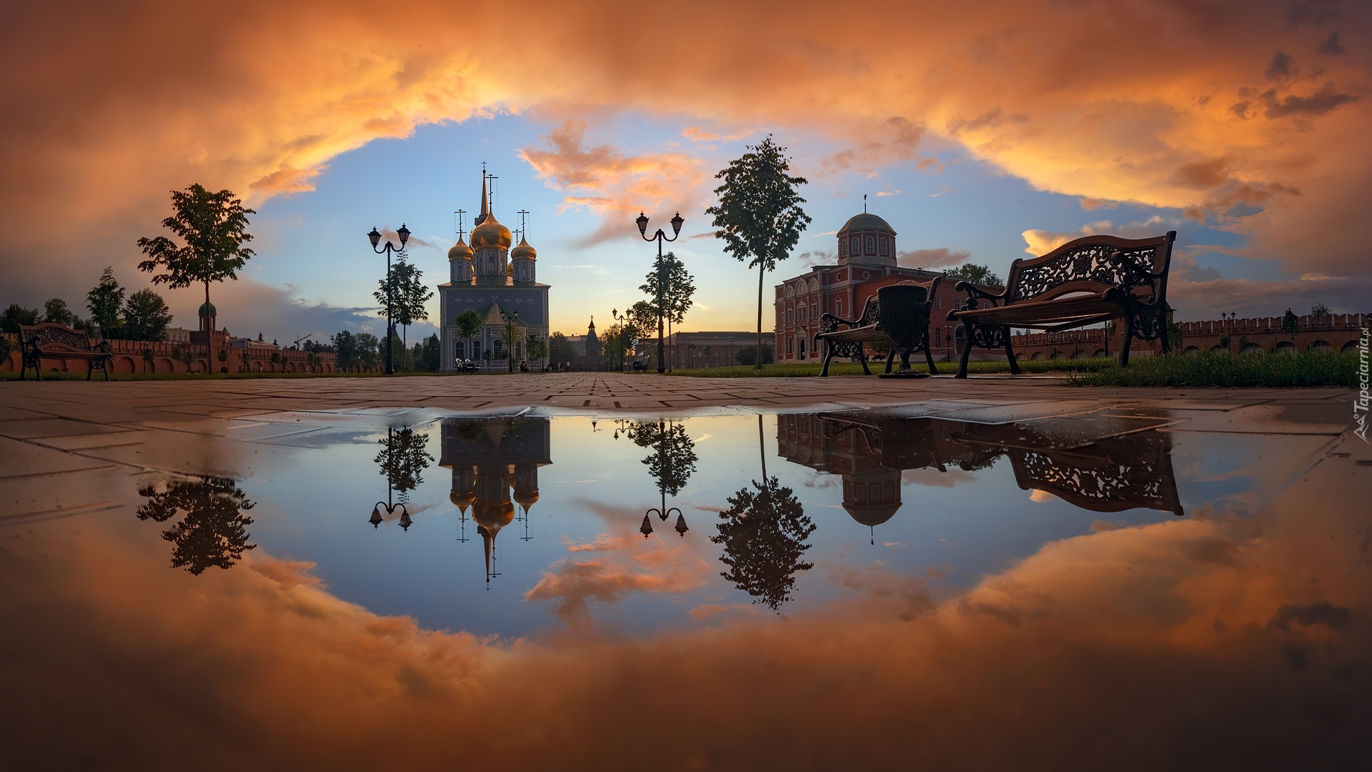 Cerkiew, Sobór Zaśnięcia Najświętszej Maryi Panny, Latarnie, Ławki, Drzewa, Chmury, Kałuża, Odbicie, Tuła, Rosja