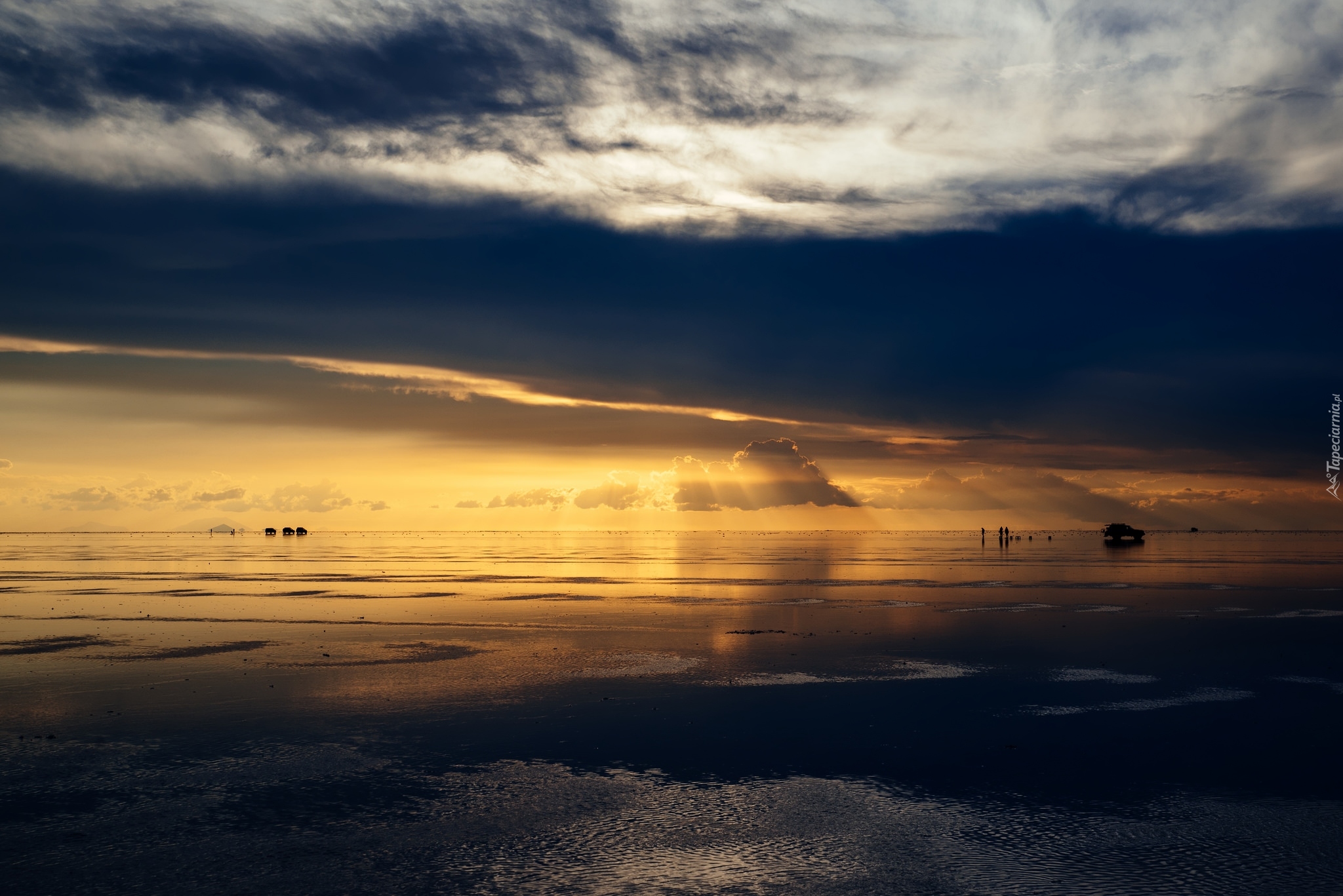 Solnisko Salar de Uyuni, Płaskowyż Altiplano, Zachód słońca, Chmury, Miejscowość Colchani, Departament Potosi, Boliwia