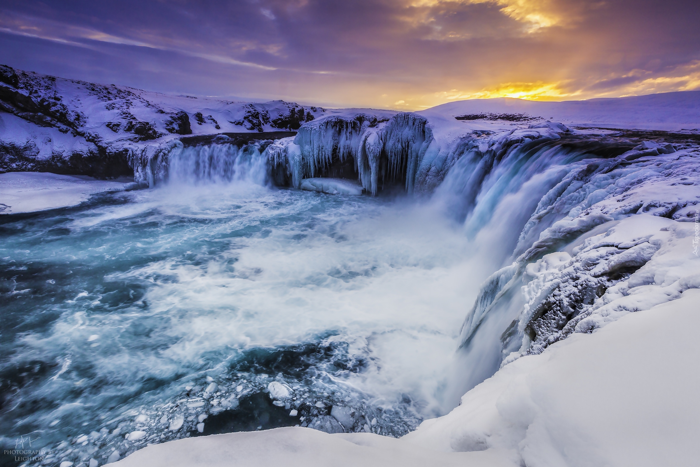 Islandia, Wodospad Godafoss, Śnieg, Sople, Góry, Zachód słońca, Zima