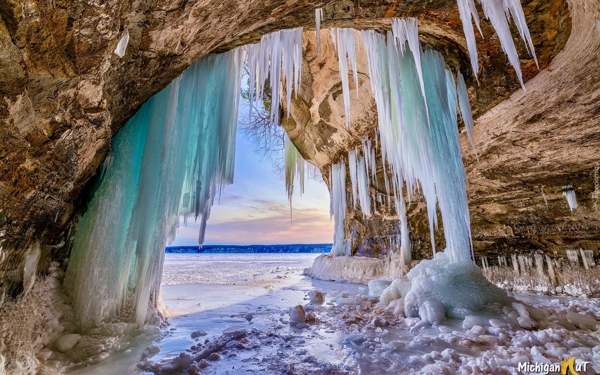 Stany Zjednoczone, Michigan, Grand Island Ice Caves, Jaskinia lodowa, Sople, Zima