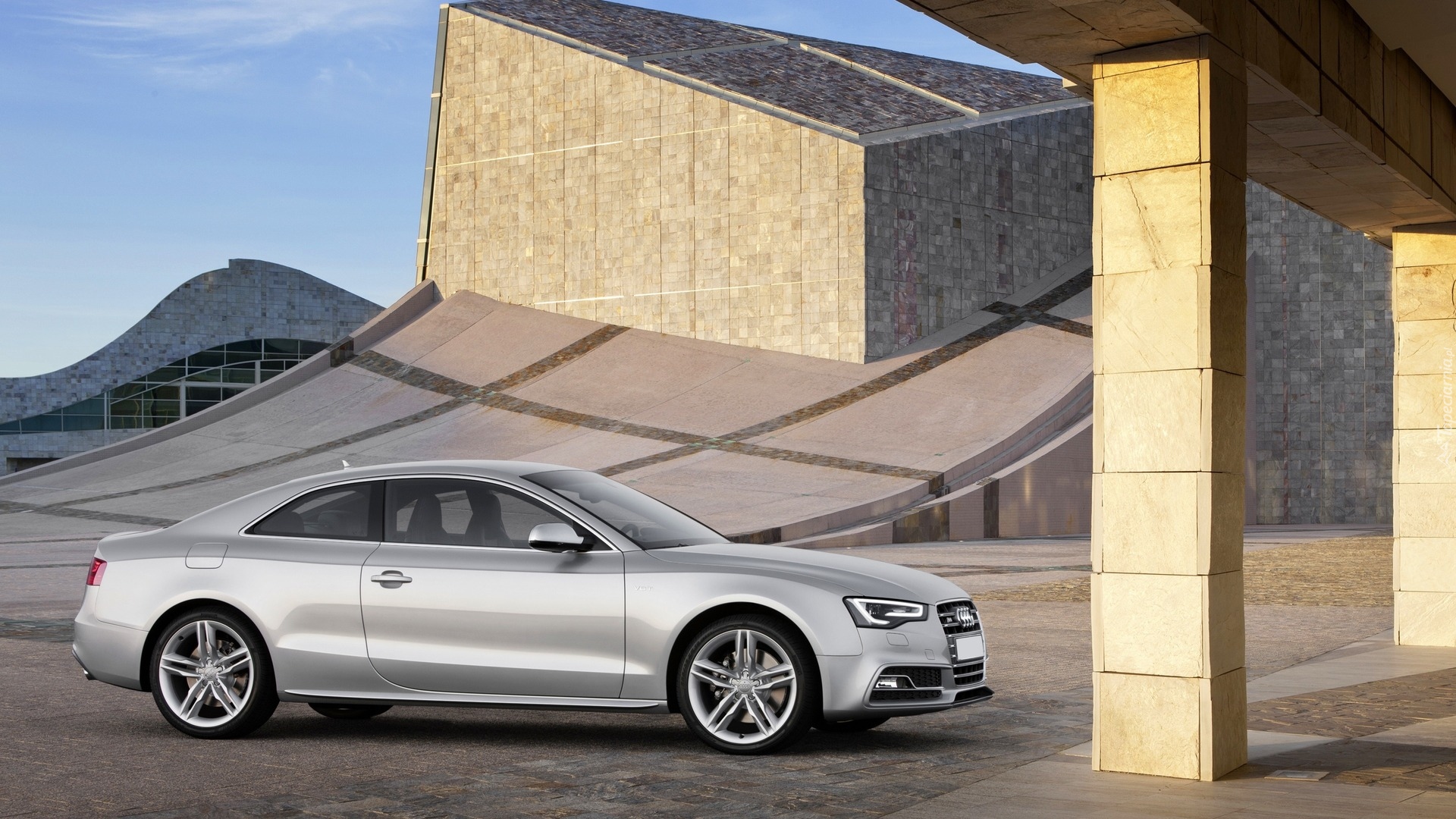 Audi S5, Srebrne, Budynek