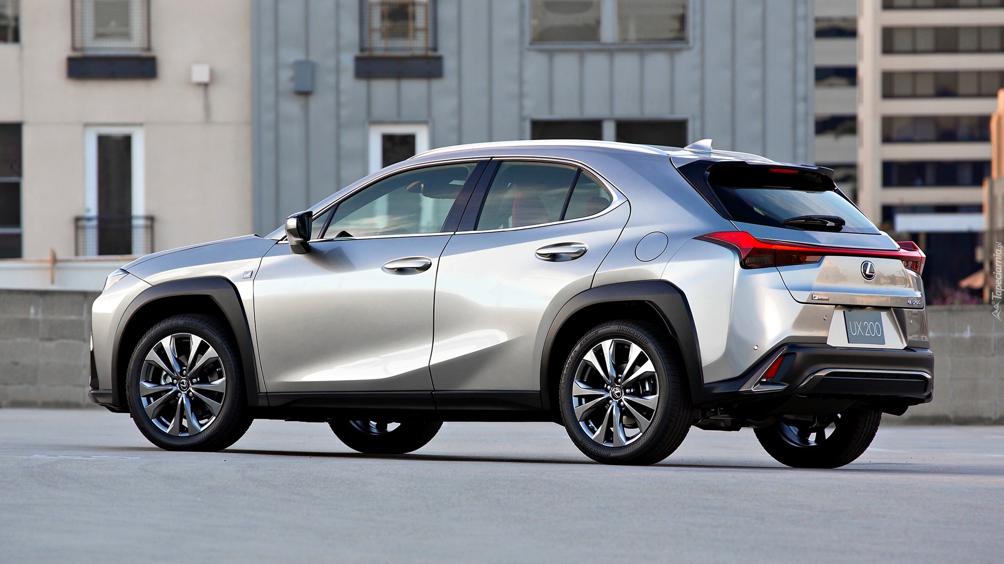 Srebrny, Lexus UX200, Budynek