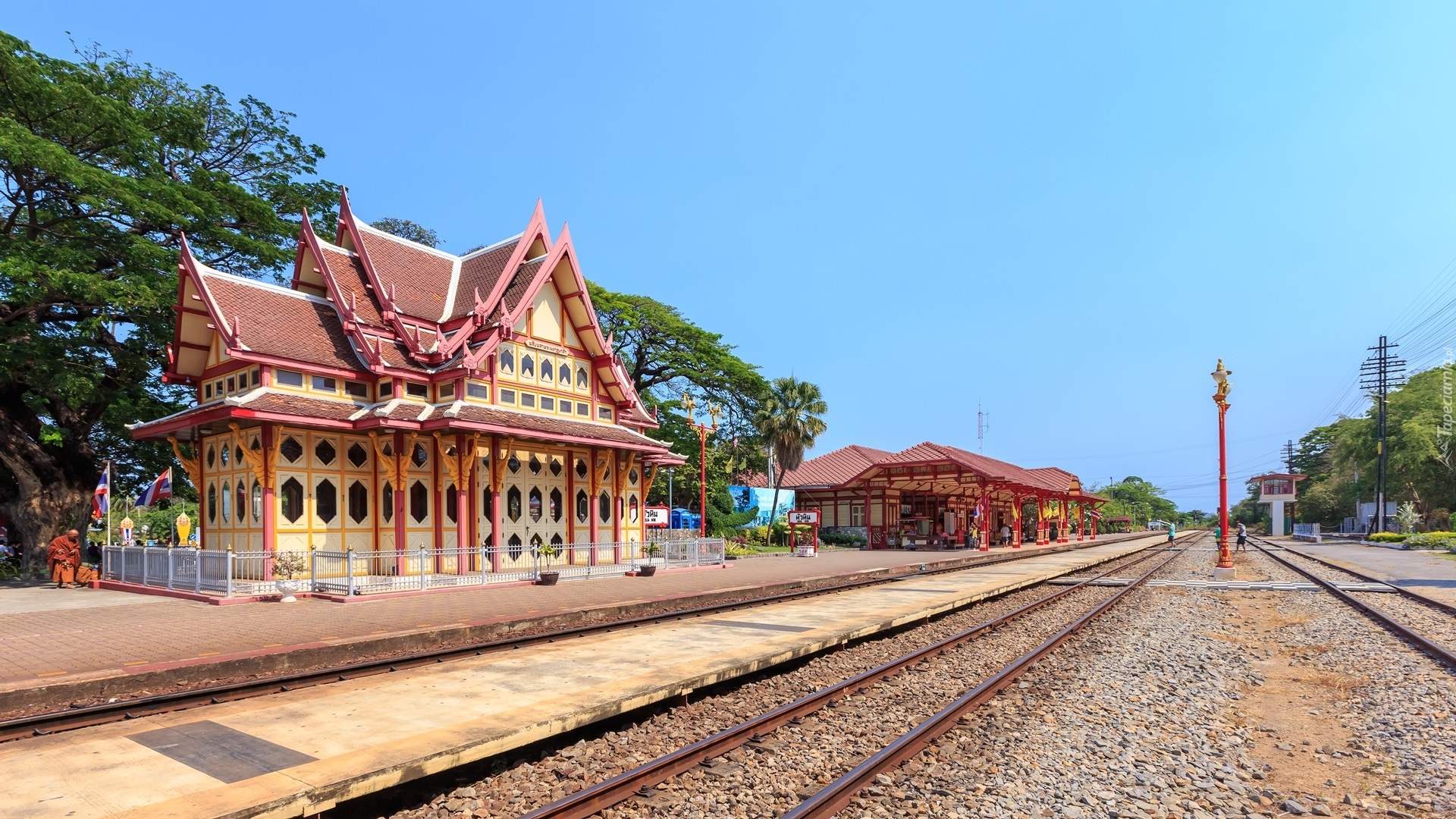 Stacja kolejowa, Dom, Tory kolejowe, Drzewa, Hua Hin, Prachuap Khiri Khan, Tajlandia