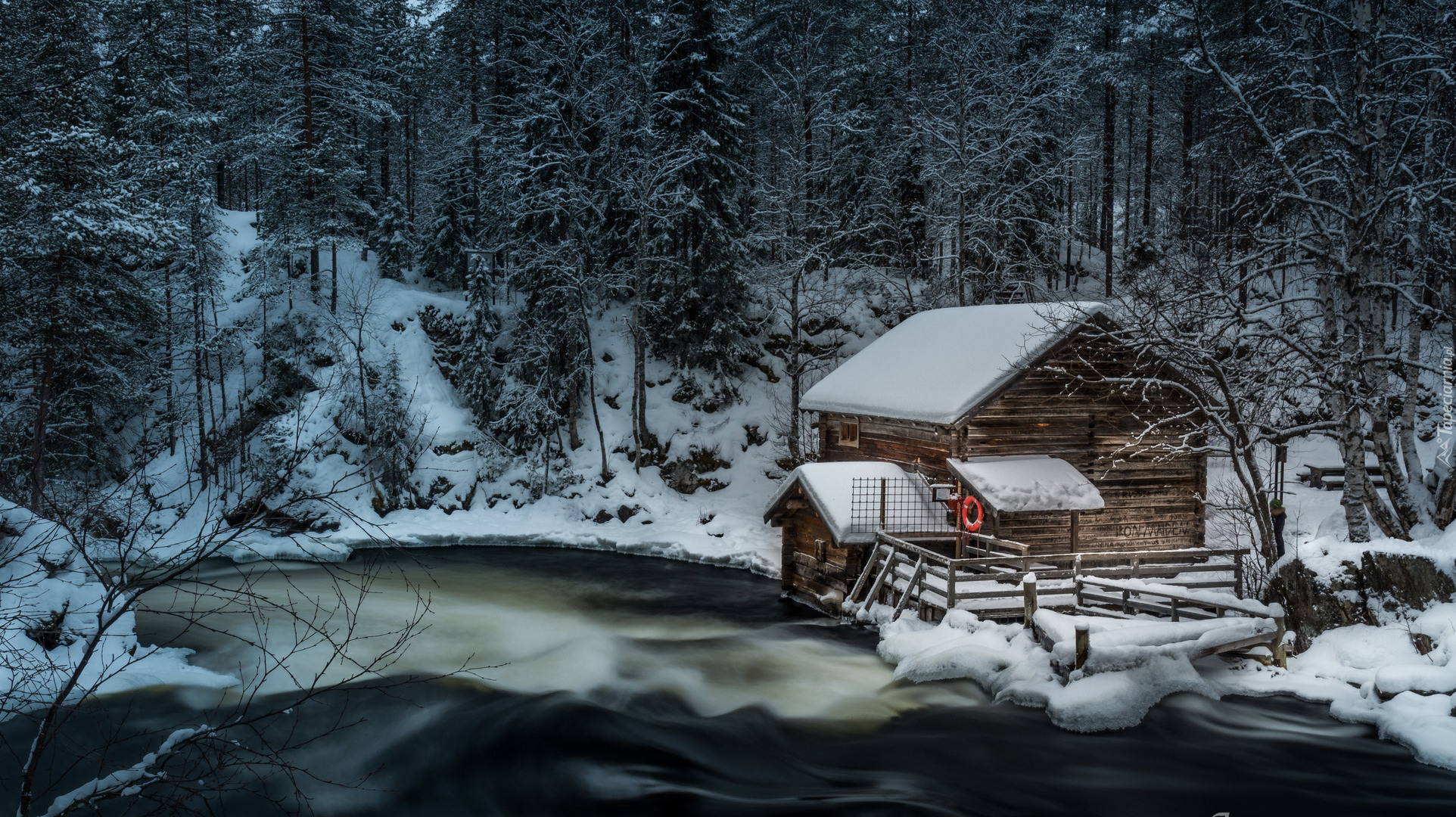 Finlandia, Laponia, Kuusamo, Park Narodowy Oulanka, Młyn Myllykoski, Zima, Rzeka, Las, Drzewa