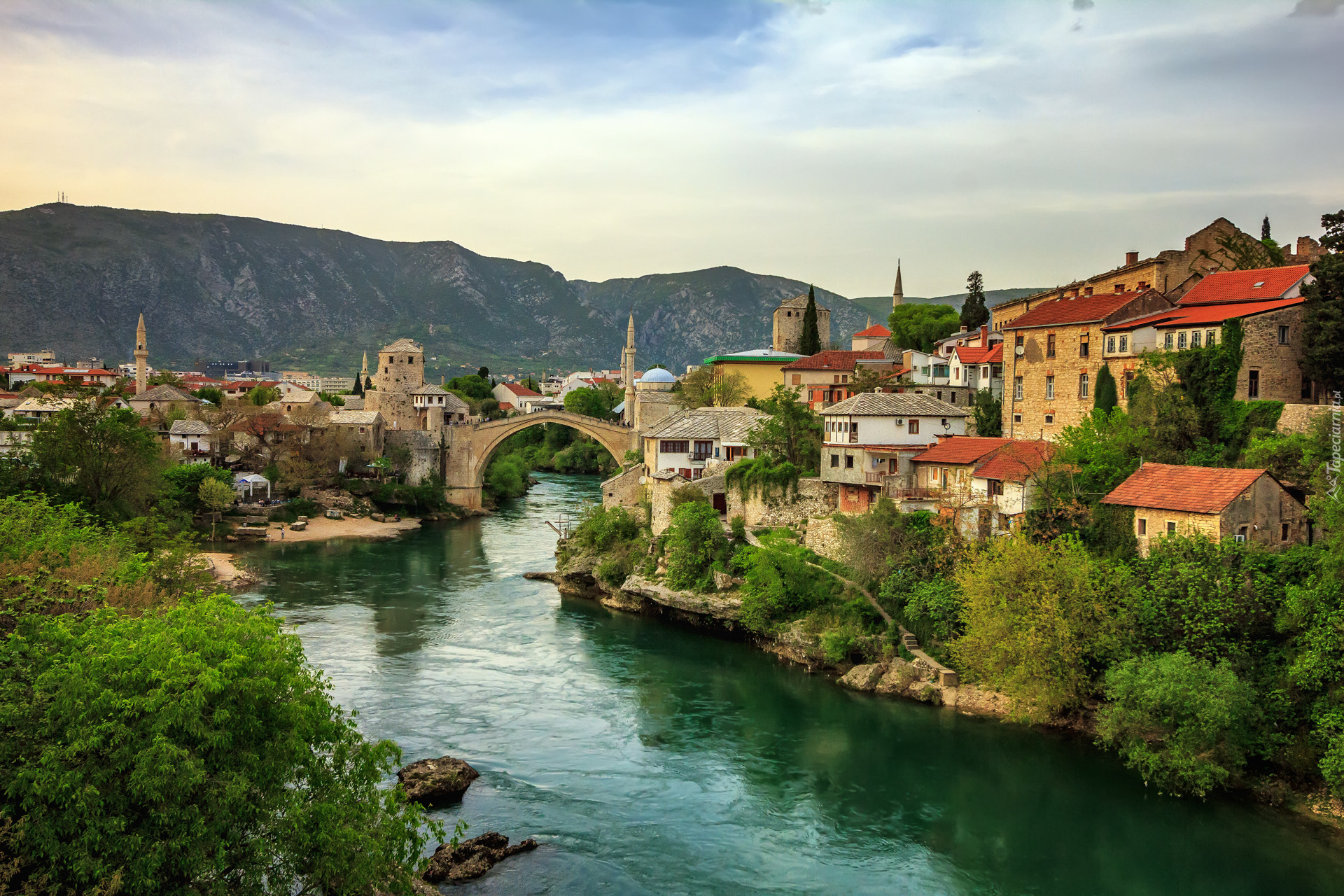 Stary Most, Rzeka Neretwa, Domy, Drzewa, Góry, Chmury, Mostar, Bośnia i Hercegowina