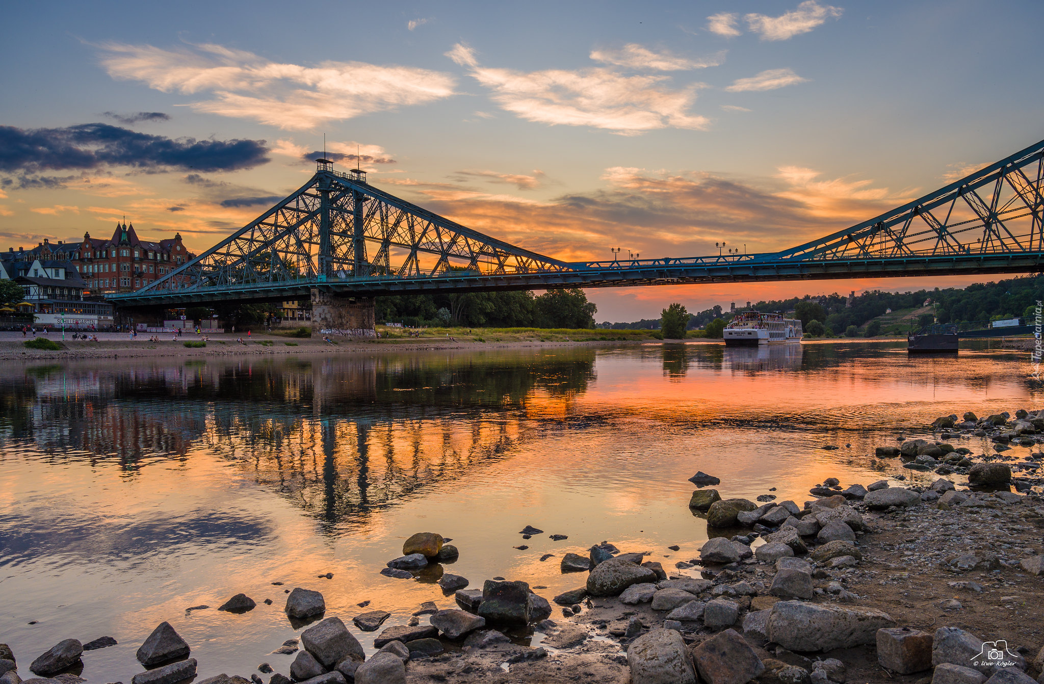 Niemcy, Drezno, Rzeka Łaba, Statek, Most, Loschwitz Bridge, Brzeg, Kamienie, Chmury