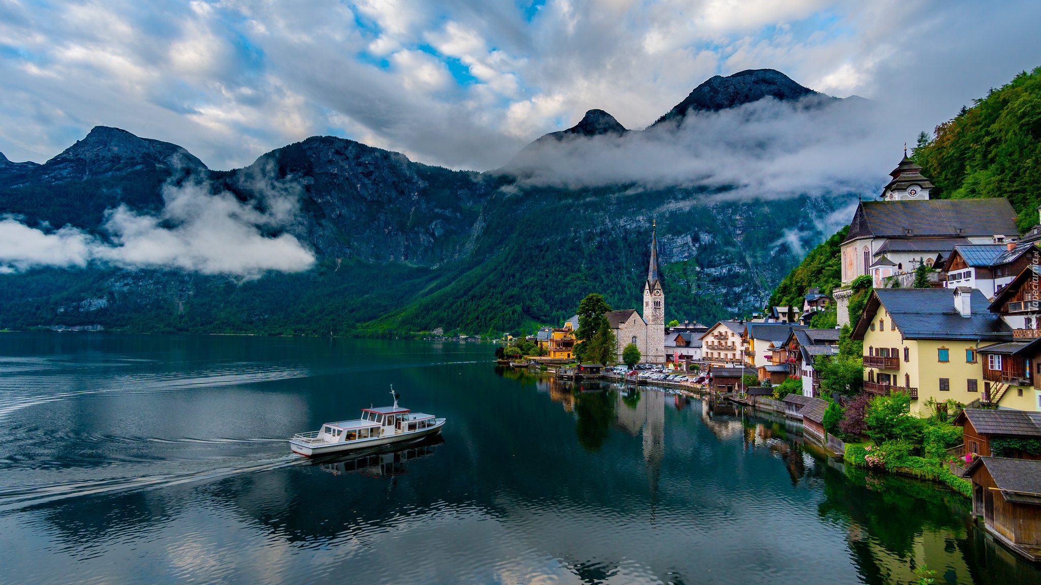 Góry, Alpy Salzburskie, Jezioro Hallstattersee, Domy, Chmury, Statek, Hallstatt, Austria