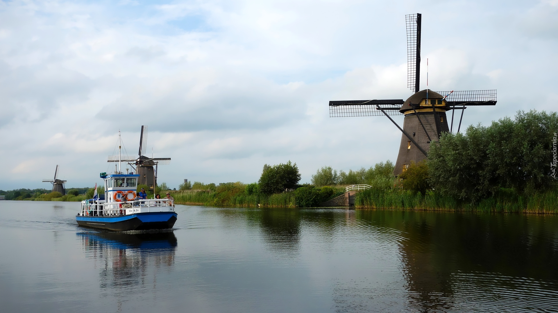 Rzeka, Statek, Wiatraki, Wieś Kinderdijk, Holandia