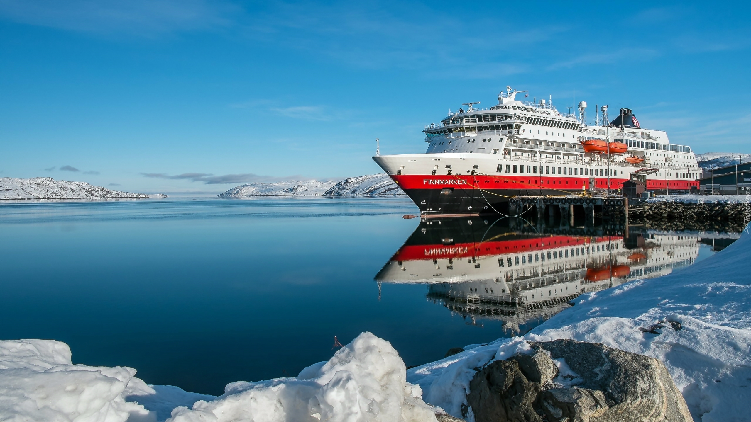 Norwegia,  Morze Barentsa, Port Kirkenes, Statek pasażerski Finnmarken, Góry, Zima