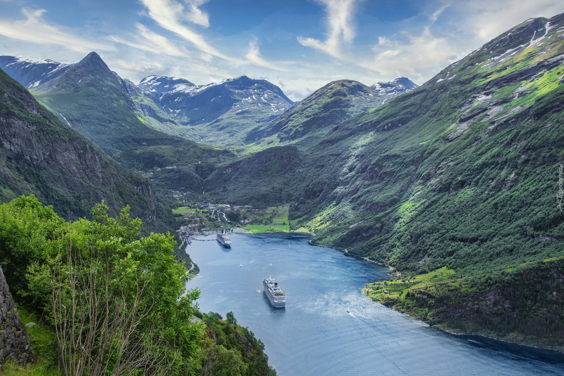 Góry, Chmury, Lasy, Statki pasażerskie, Fiord Geirangerfjorden, Wioska Geiranger, Gmina Stranda, Norwegia