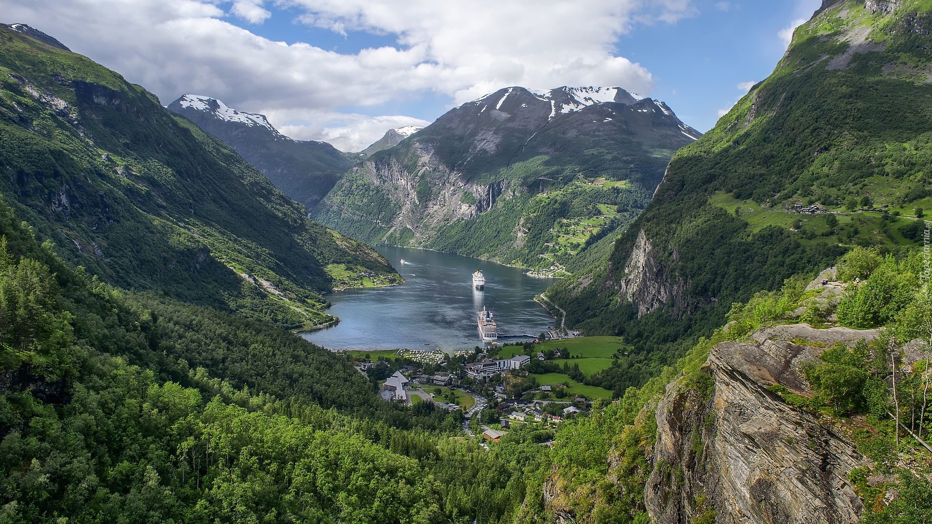 Góry, Niebo, Chmury, Lasy, Statki pasażerskie, Fiord Geirangerfjorden, Wioska Geiranger, Norwegia