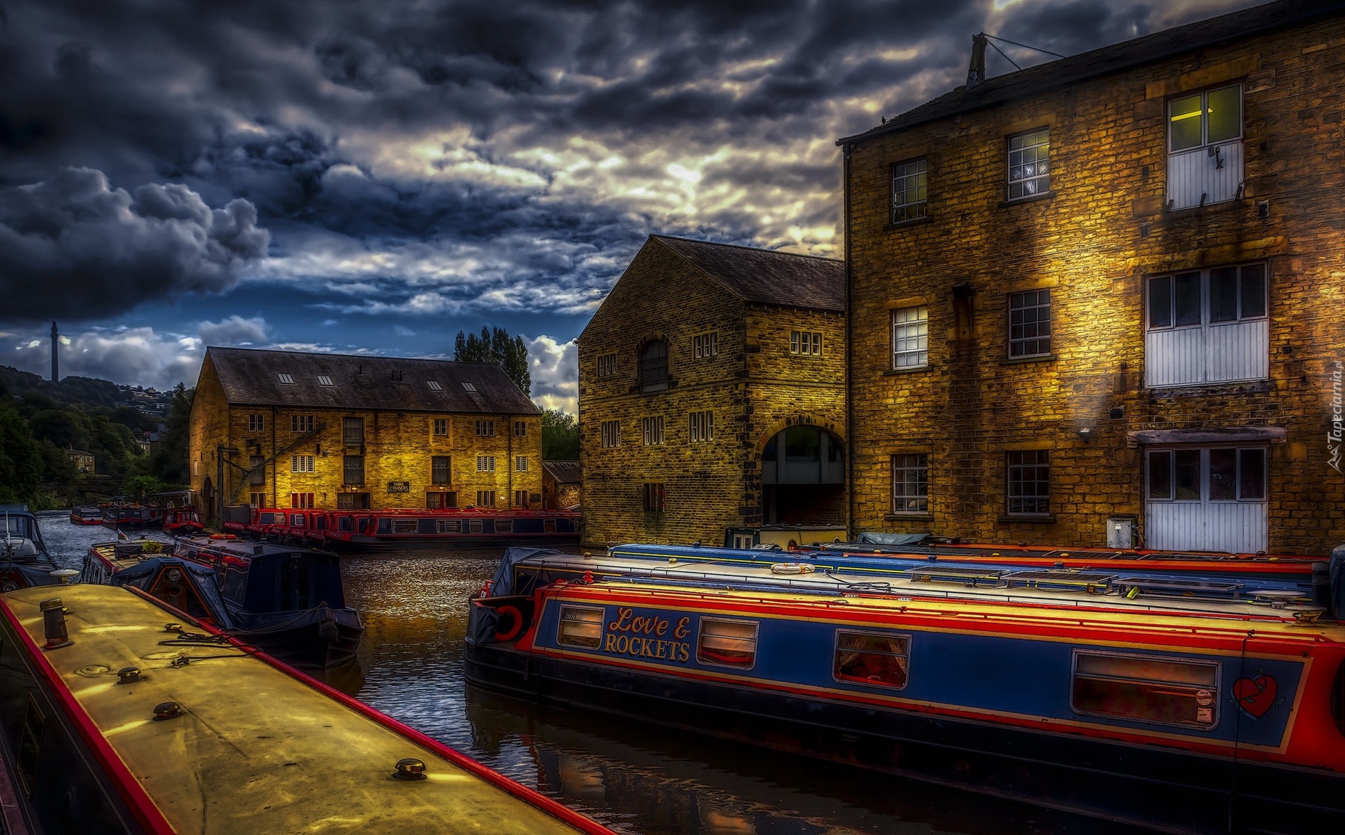 Rzeka, Kanał, Rochdale Canal, Statki, Domy, Pochmurne, Niebo, Sowerby Bridge, Anglia