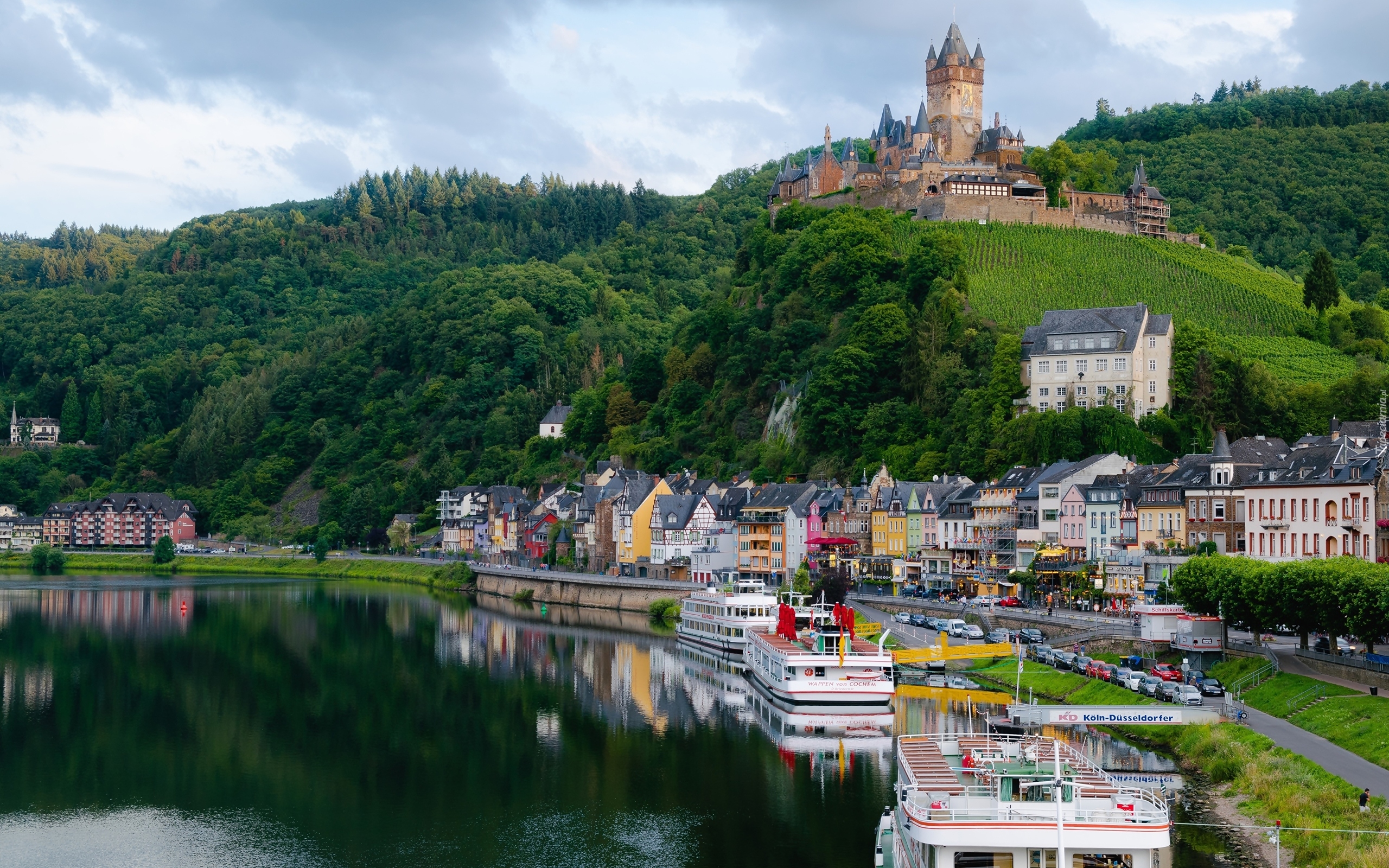 Niemcy, Nadrenia-Palatynat, Miasto Cochem, Zamek Reichsburg, Rzeka Mozela, Statki, Lasy, Wzgórza