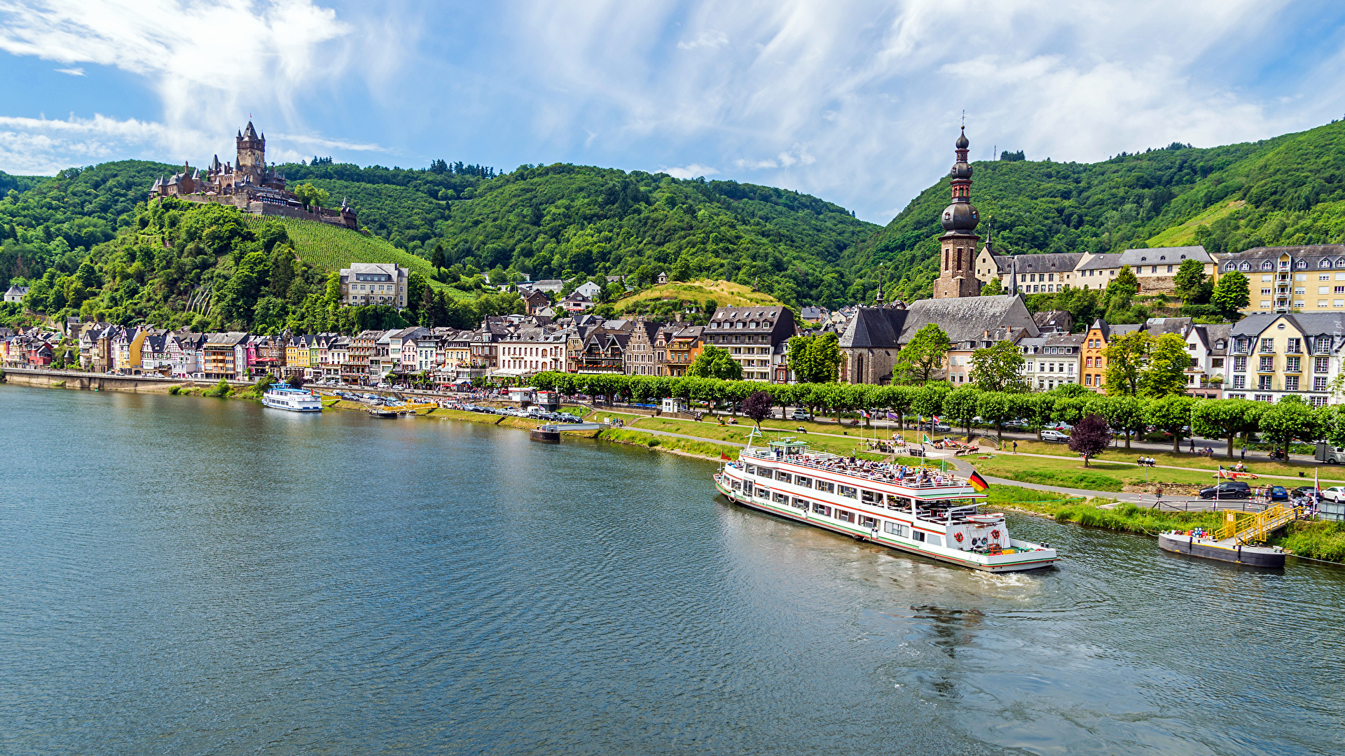 Rzeka Mozela, Wzgórza, Zamek Reichsburg, Kościół, Miasto Cochem, Niemcy, Domy, Statek