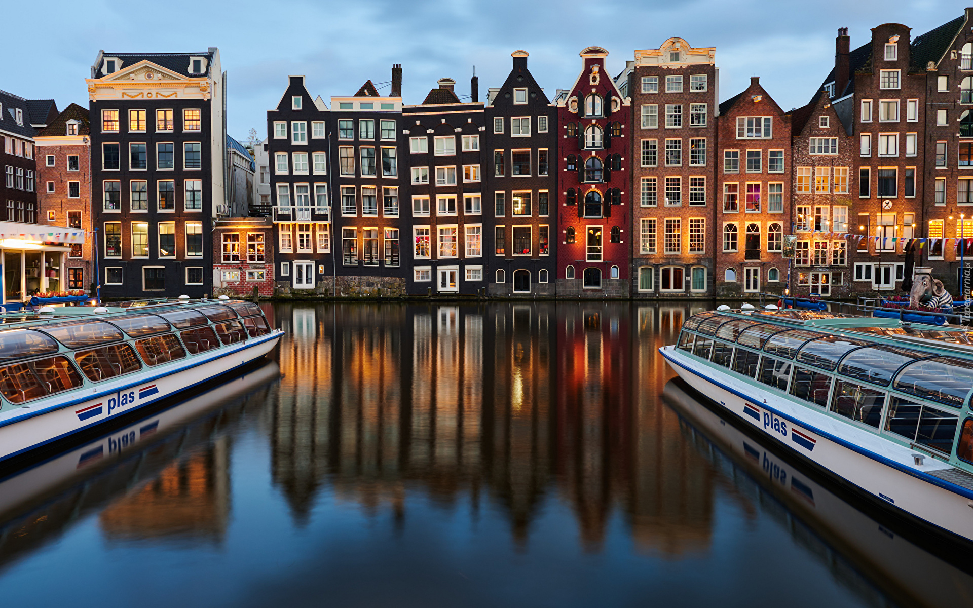 Holandia, Amsterdam, Kanał wodny, Statki rzeczne, Odbicie, Budynki