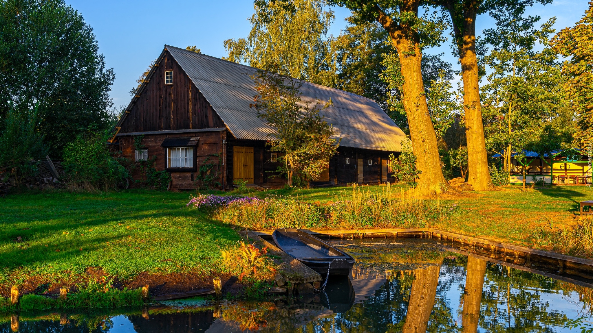 Posesja, Staw, Dom, Drzewa, Łódka