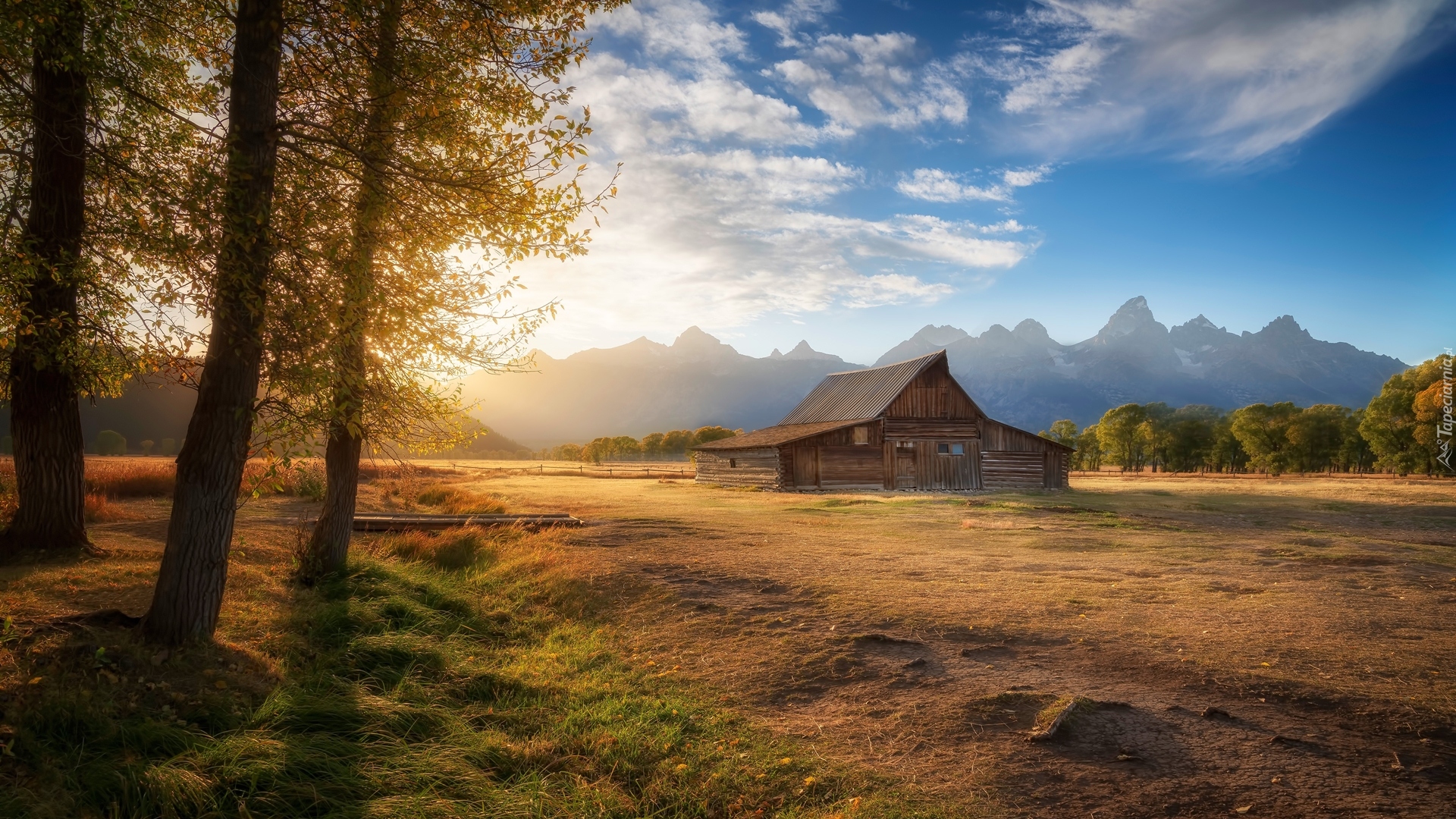 Park Narodowy Grand Teton, Góry, Dom, Stodoła, Drzewa, Wschód słońca, Chmury, Stan Wyoming, Stany Zjednoczone