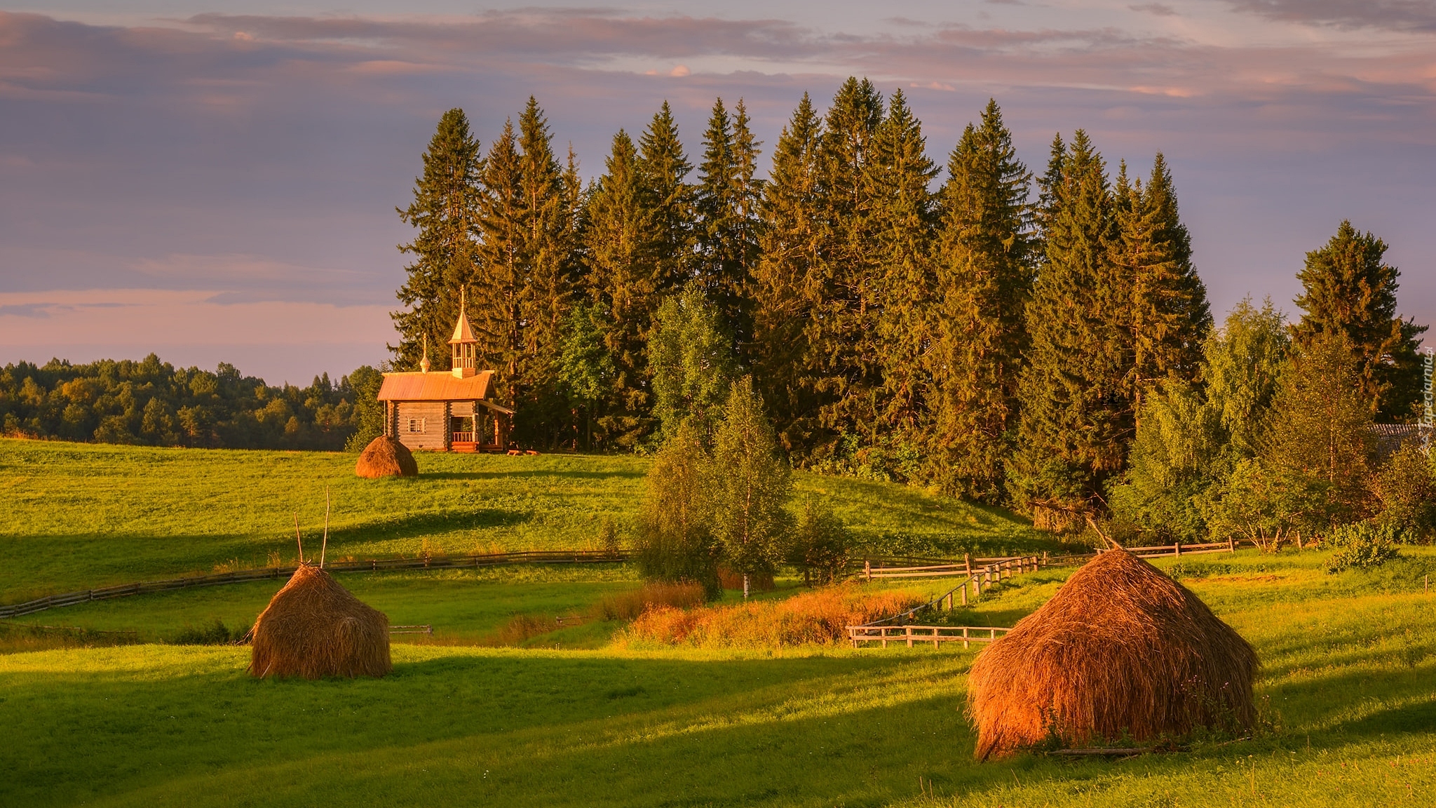 Cerkiew, Łąka, Drzewa, Las, Ogrodzenie, Snopki