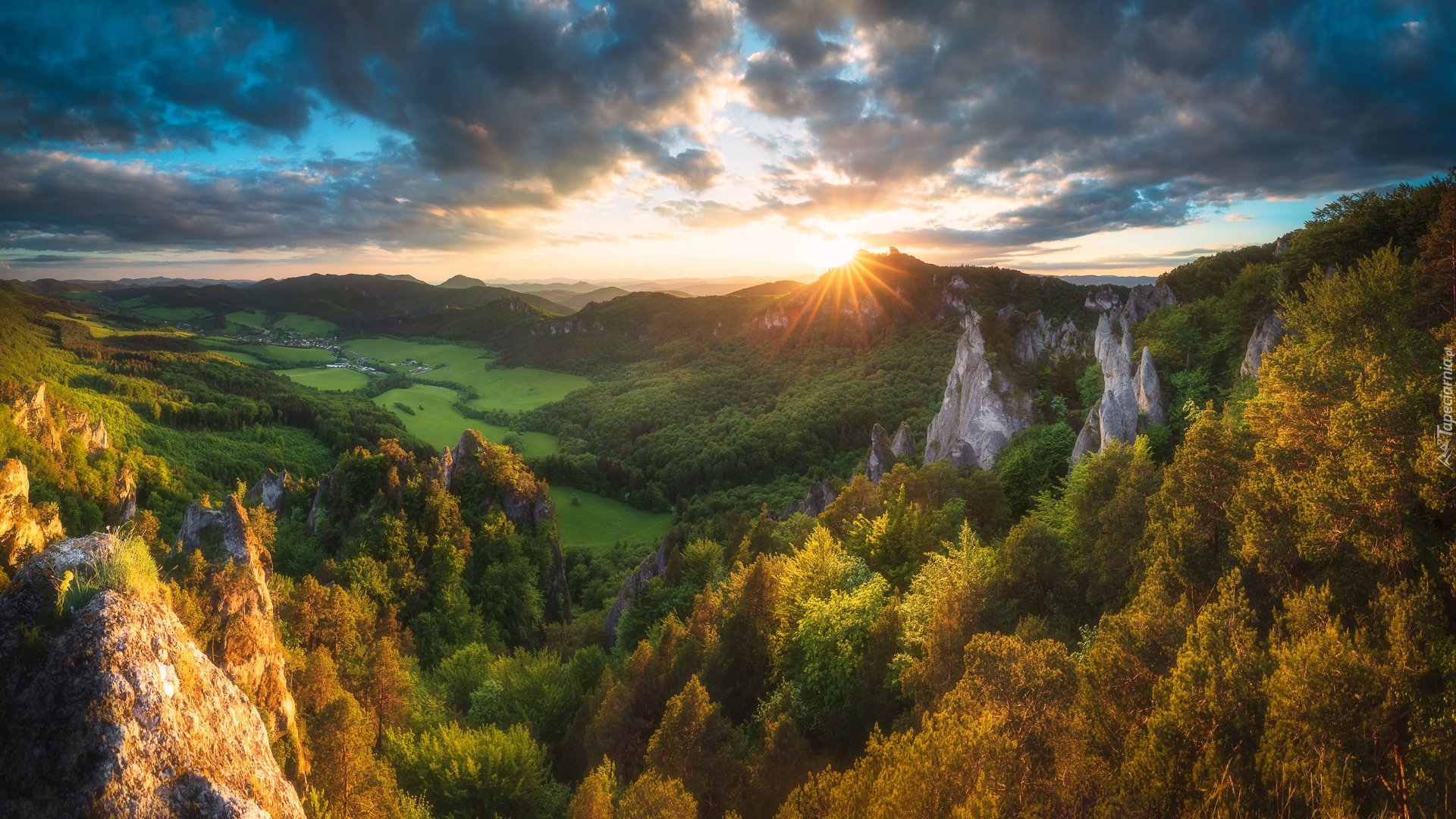 Góry, Sulowskie Wierchy, Skały, Dolina, Domy, Las, Drzewa, Promienie słońca, Chmury, Słowacja