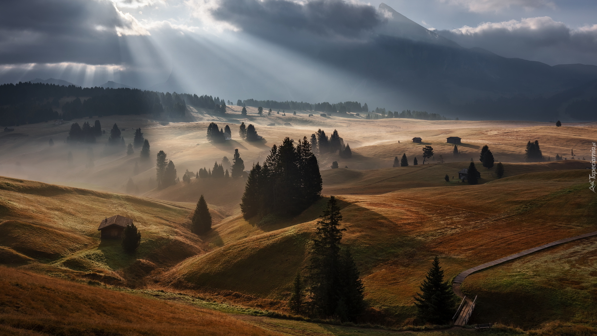 Wschód słońca, Przebijające światło, Chmury, Dolina Val Gardena, Góry, Dolomity, Płaskowyż Seiser Alm, Domy, Drzewa, Włochy